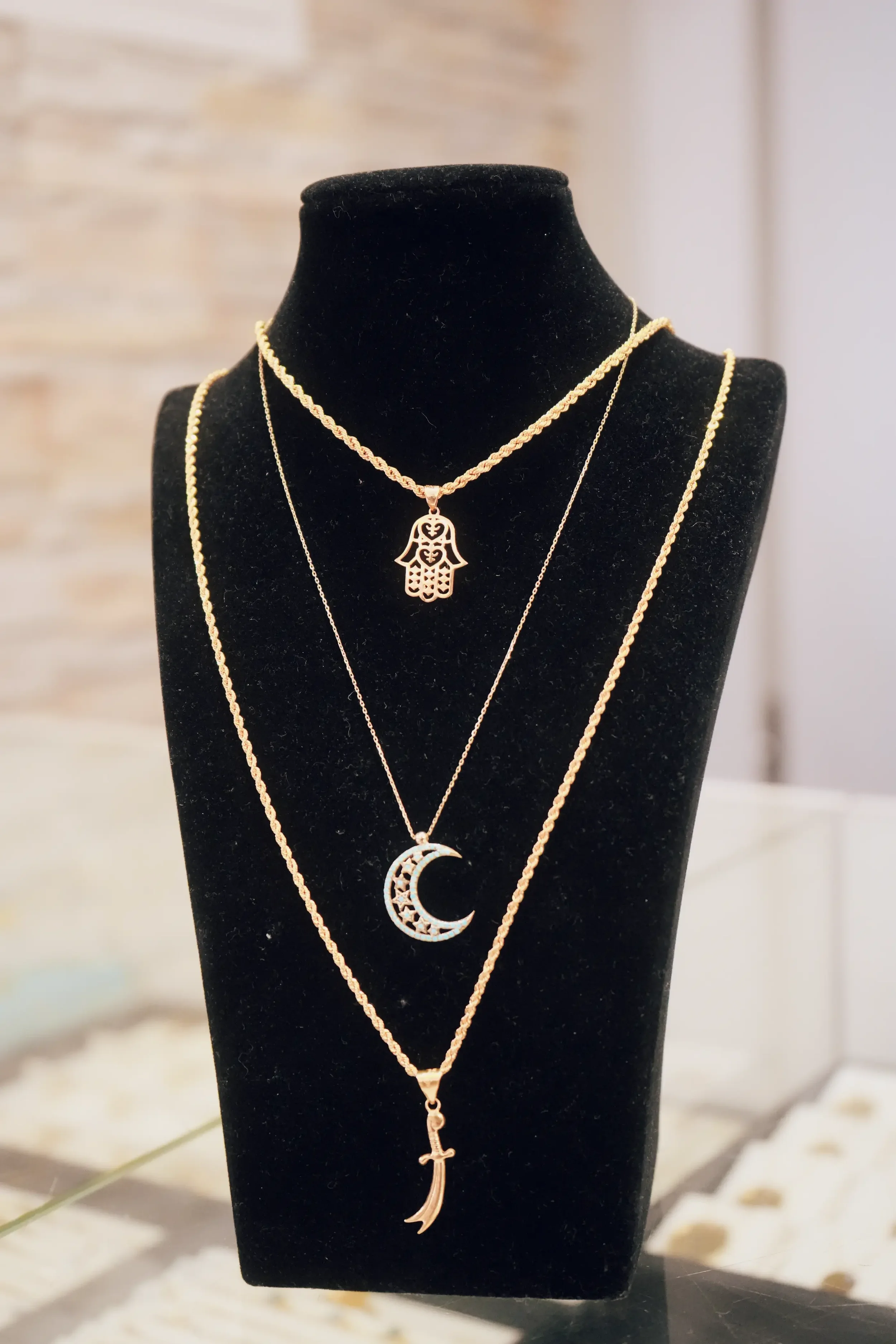 Goldschmuck für Frauen mit Motiven der Hand der Fatima, Mondsichel und Zulfikar