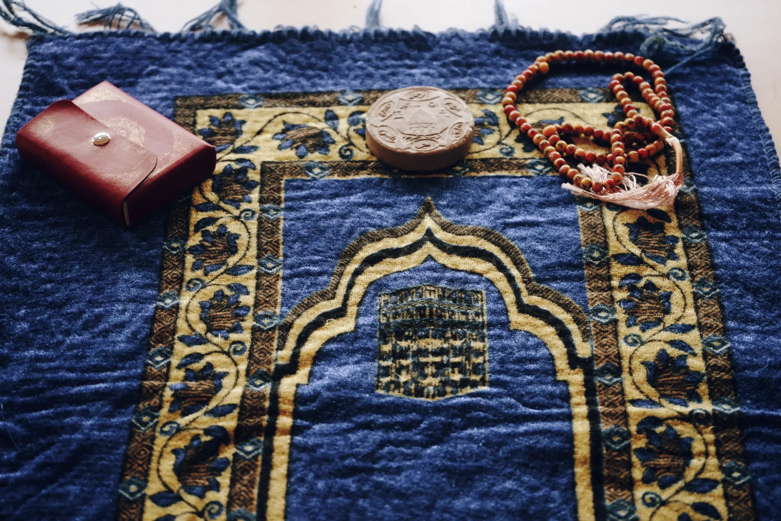 Kerbala-Stein wird von Schiit:innen im Gebet verwendet und symbolisiert Kerbala als wichtigen Ort der islamischen Geschichte.