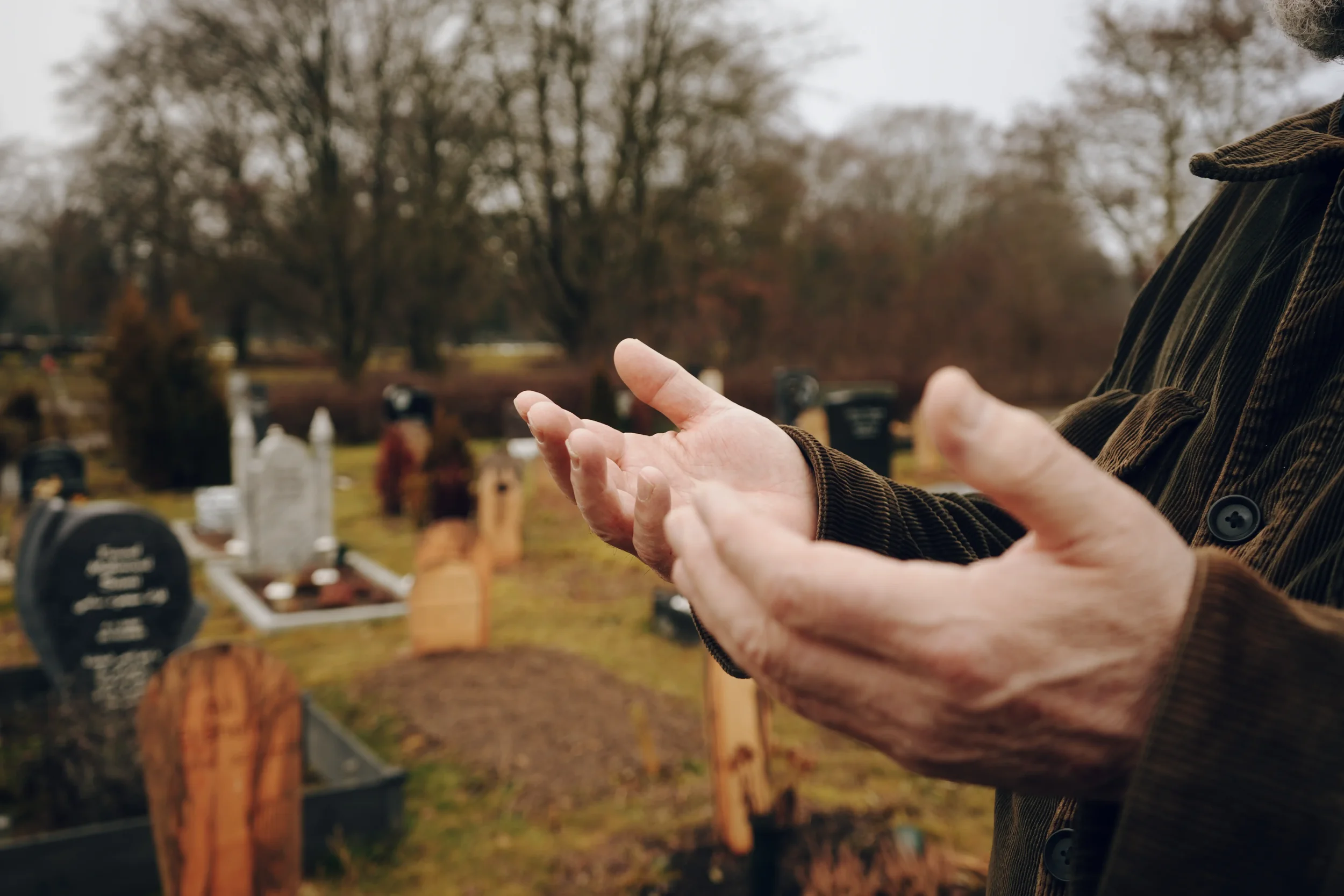 Bittgebet auf einem muslimischen Grabfeld zum Gedenken