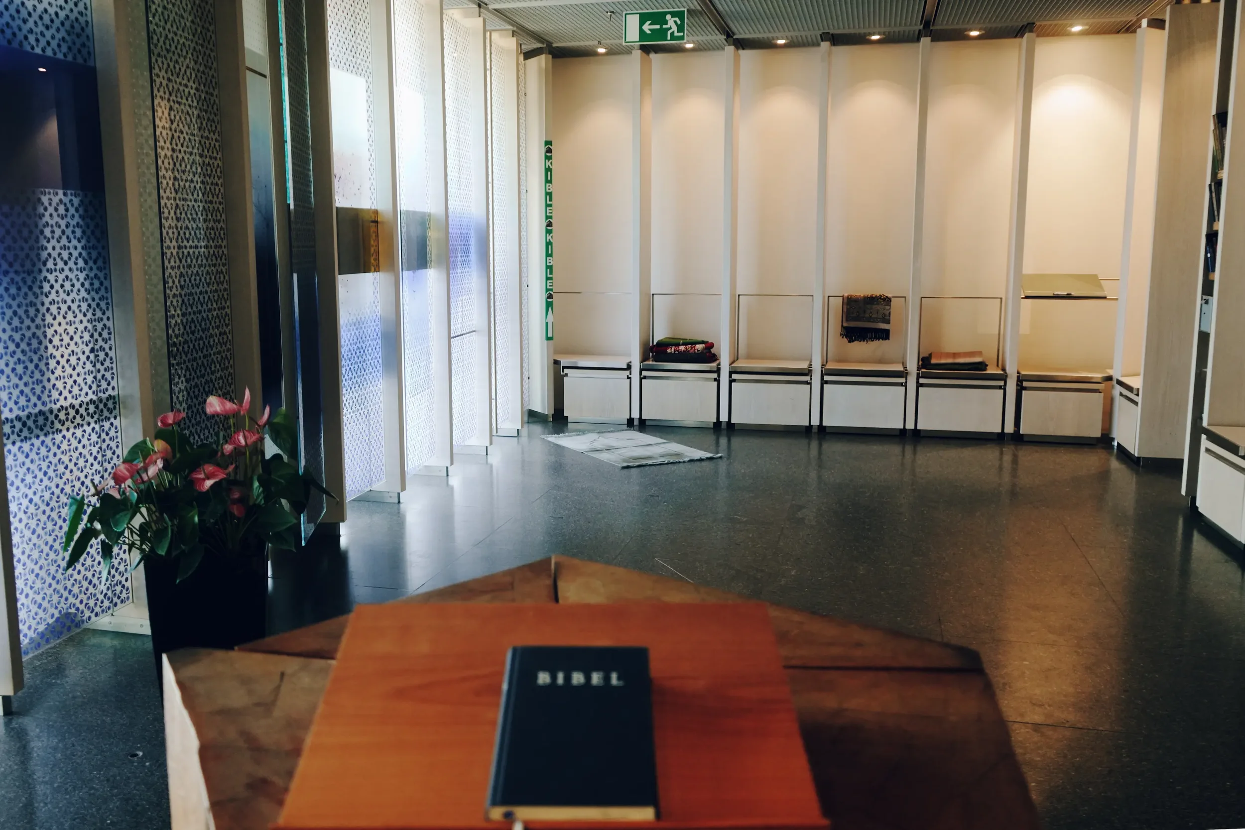 Gebetsraum am Flughafen Stuttgart ermöglicht die religiöse Praxis im öffentlichen Raum.