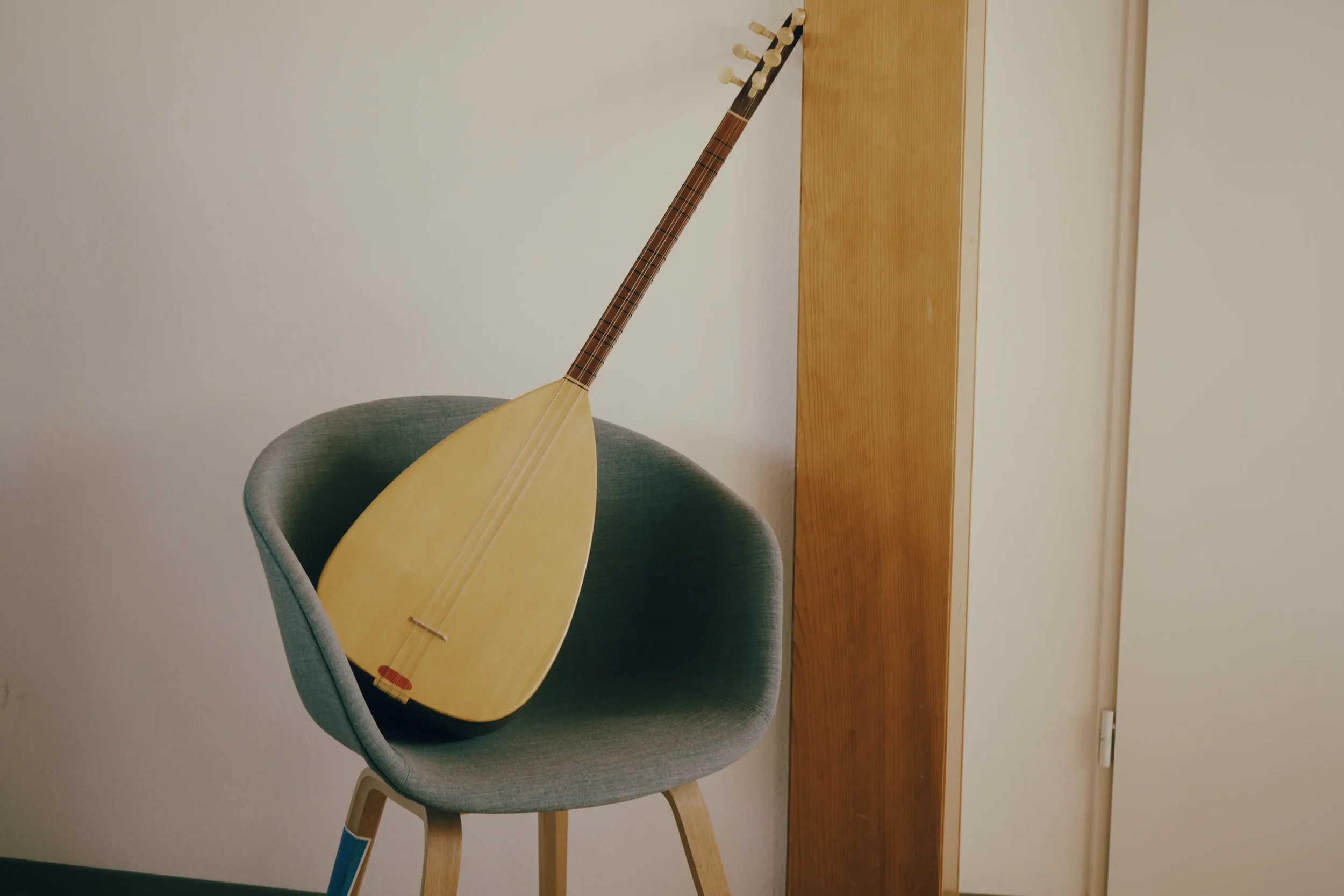 Traditionelles Saiteninstrument (Saz) - spielt im alevitischen Gottesdienst eine zentrale Rolle.