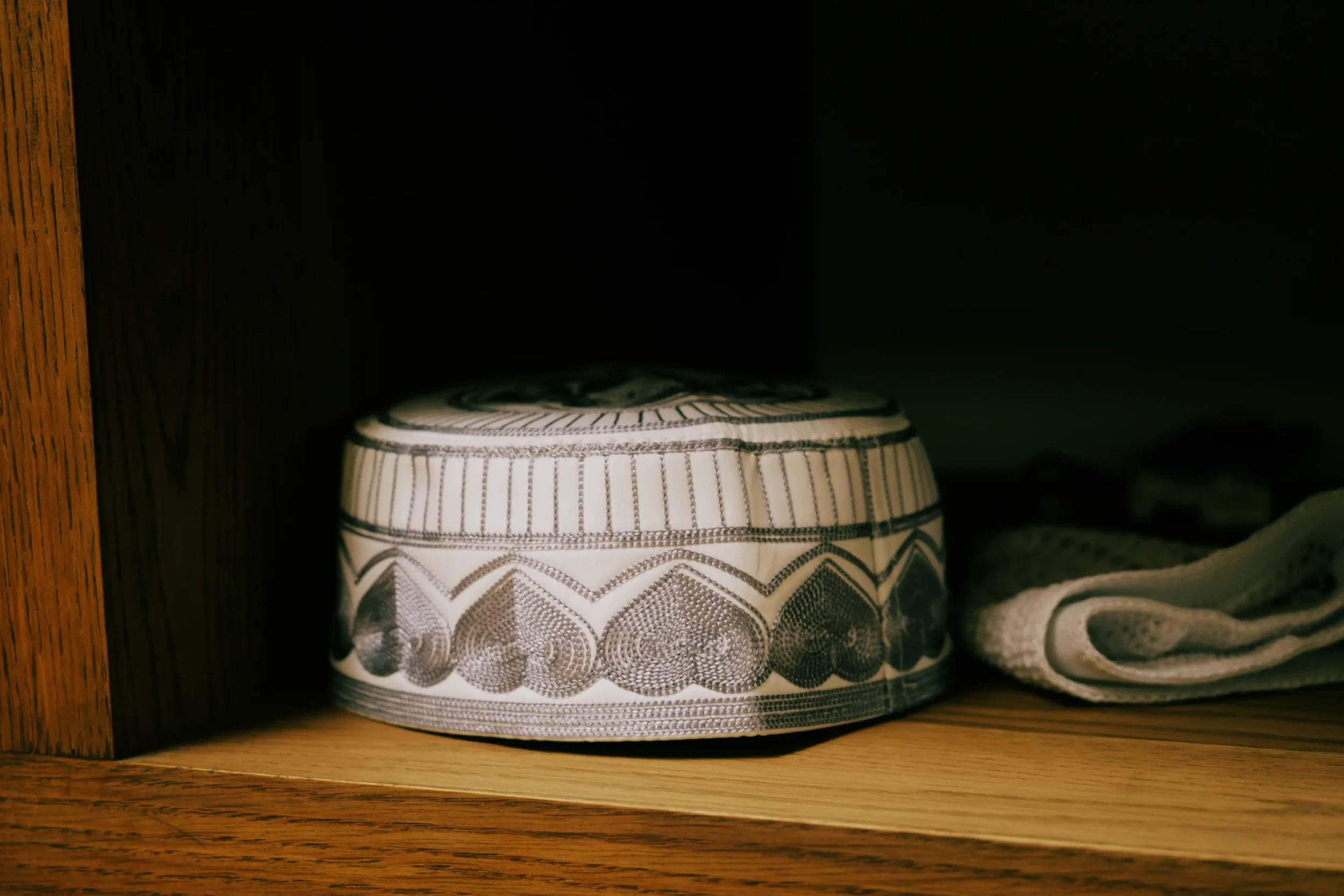 Kopfbedeckung (Takiyah) - Wird von Männern traditionell während des Gebets oder als Ausdruck religiöser Identität getragen.