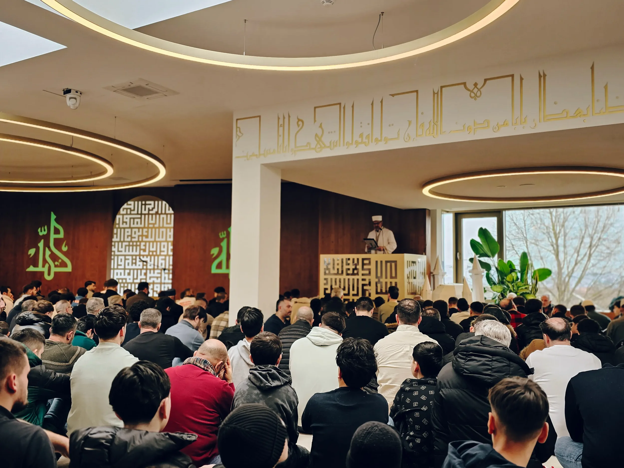 Traditionelles Freitagsgebet, albanische Moschee