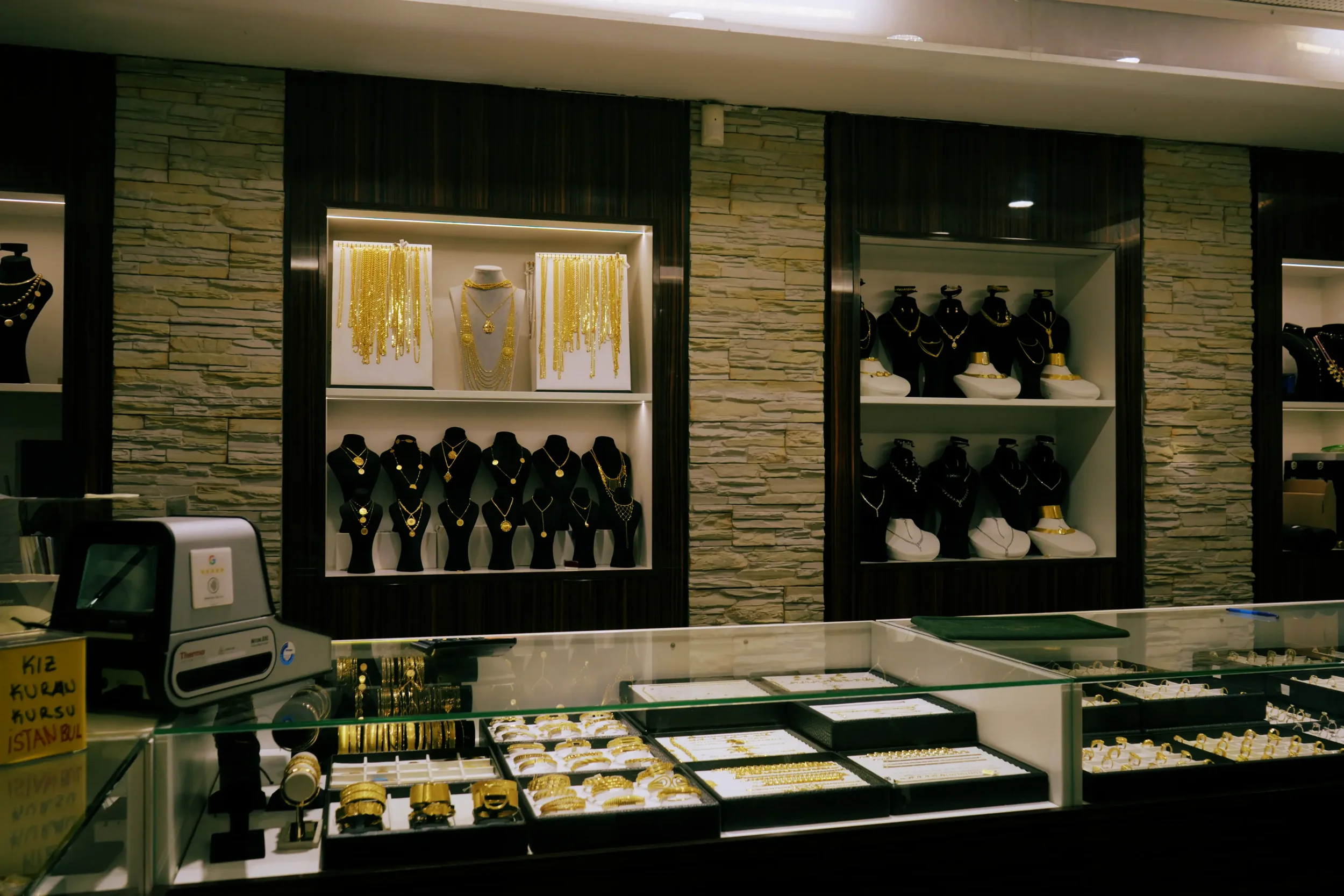 Goldschmuck - spielt eine zentrale Rolle als traditionelles Geschenk bei Feierlichkeiten wie Hochzeiten und Geburten.