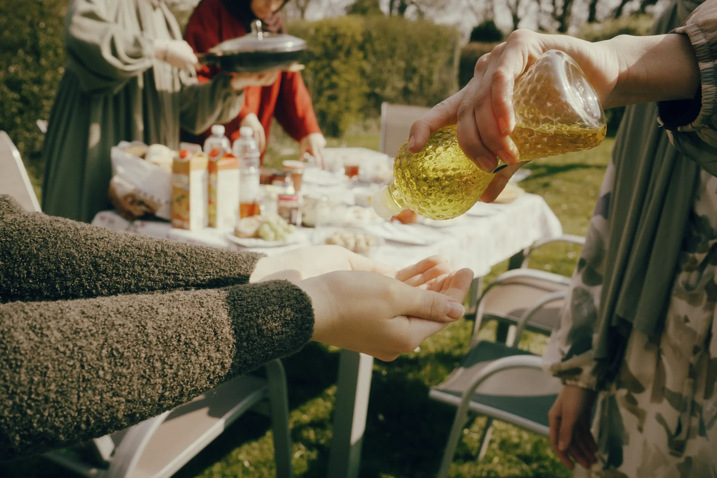 Kolonya (Duftwasser) wird Gästen traditionell als Zeichen der Gastfreundschaft gereicht.