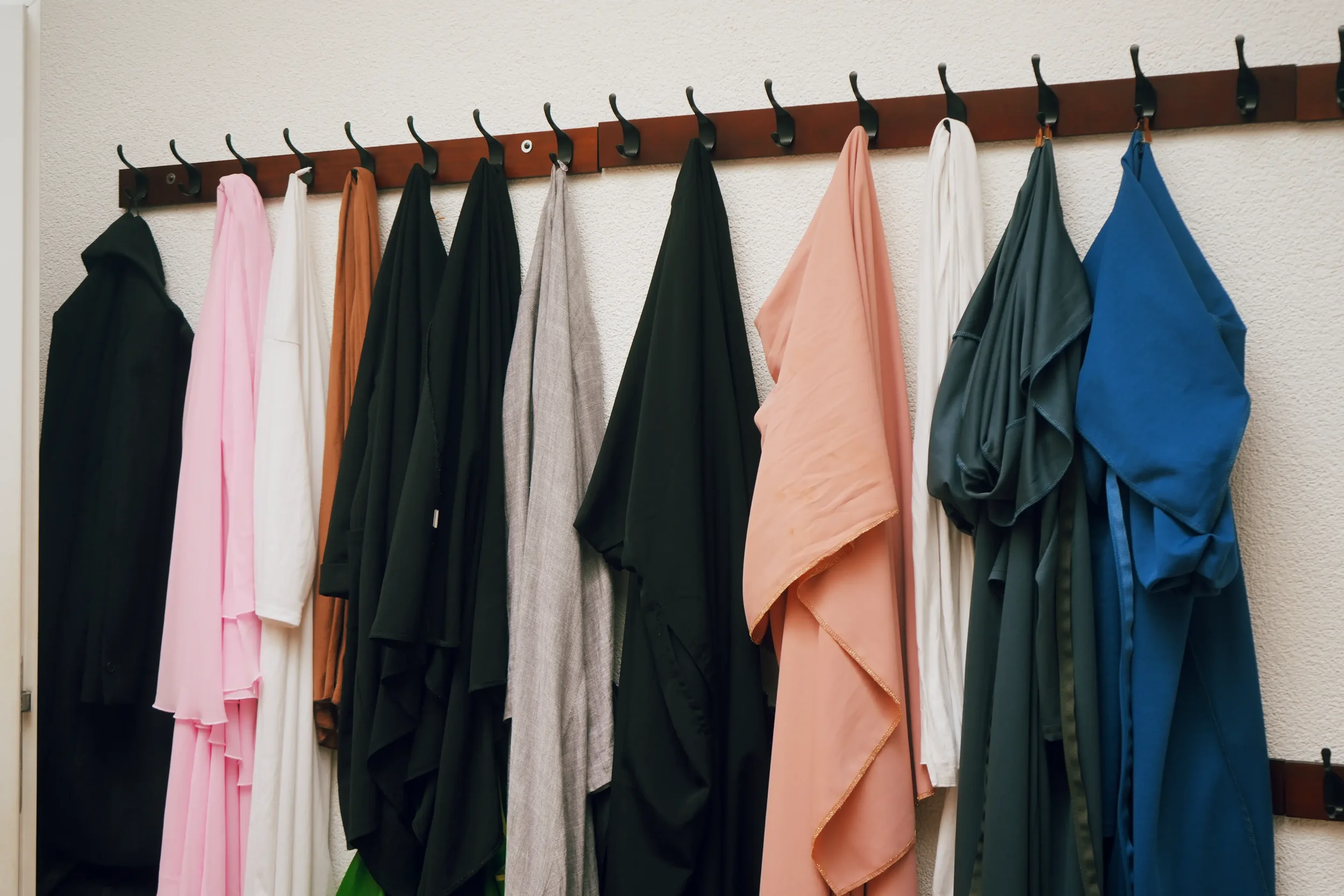 Gebetskleidung für Frauen wird zur rituellen Bedeckung während des Gebets in der Moschee bereitgestellt.