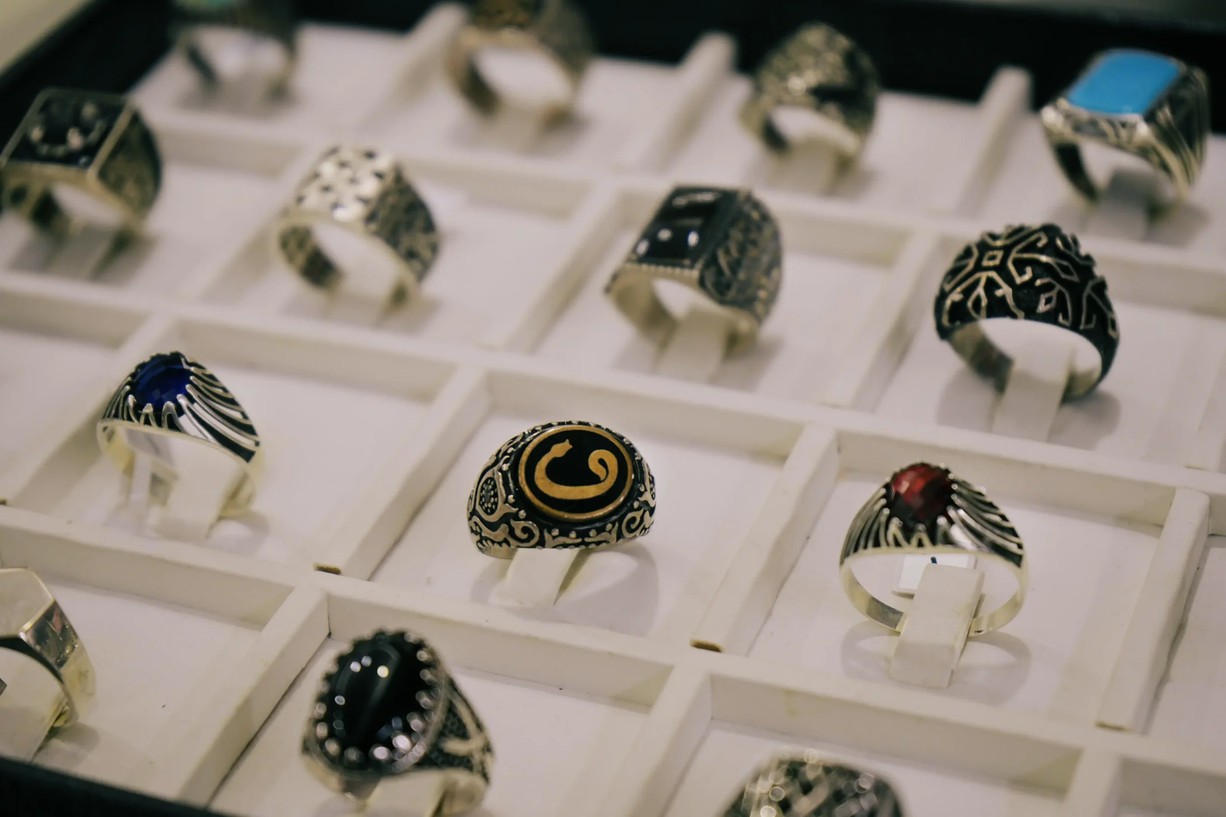 Herrenringe aus Silber mit traditioneller Kalligrafie und Schmucksteinen