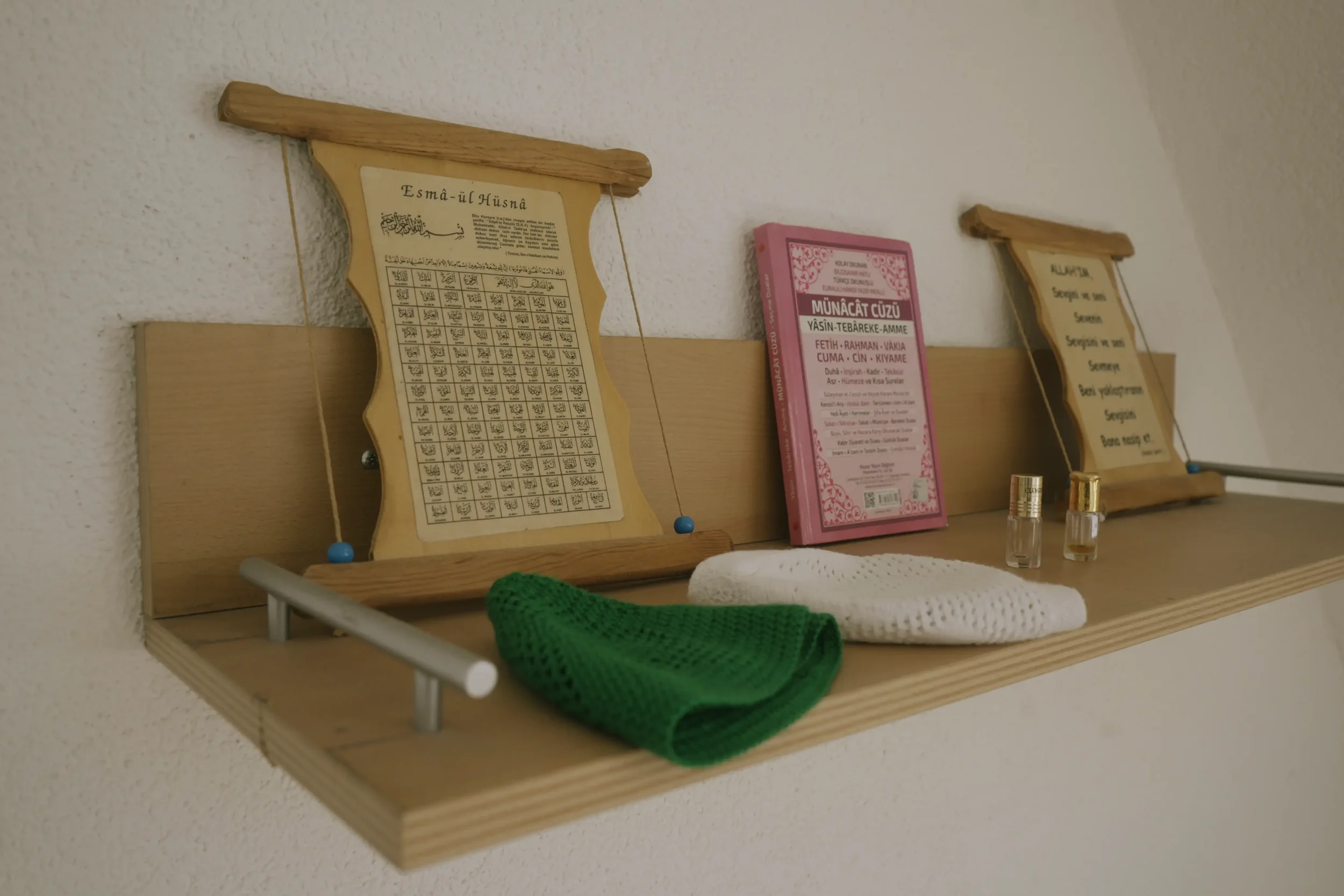 Religiöse Utensilien - Kopfbedeckungen, religiöse Texte und Parfüm zur Nutzung im Gebetsraum.