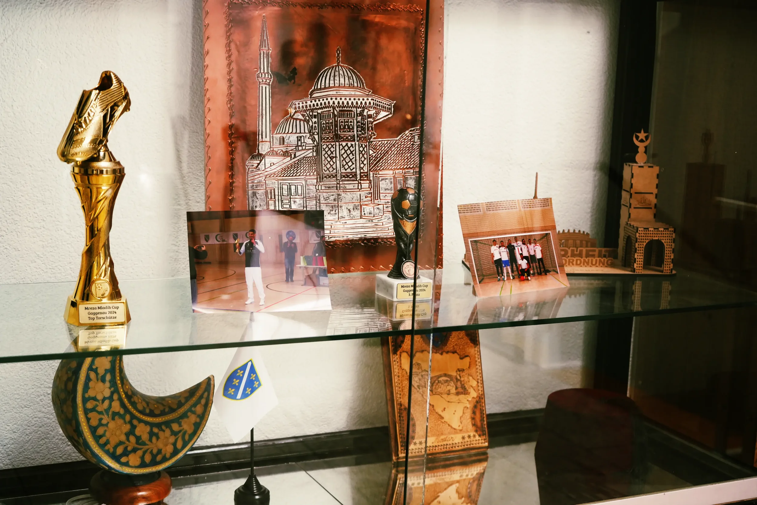 Kulturelle Identität - Verbindung von religiösen Symbolen und nationaler Herkunft in den Räumlichkeiten der Islamischen Gemeinschaft Stuttgart e.V.