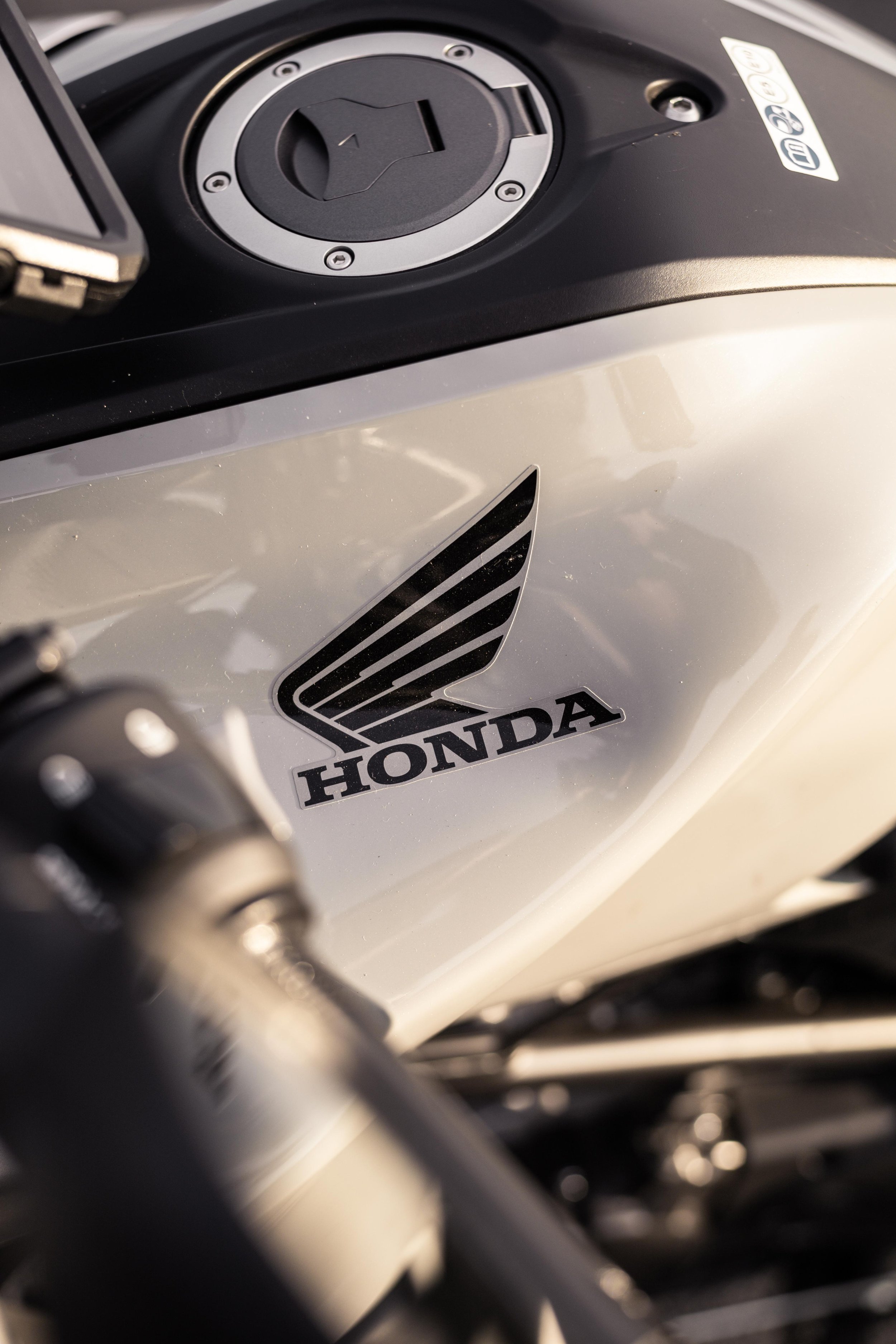 Nahaufnahme eines Honda-Motors mit Sicht auf das Tankverschluss und das Honda-Logo.