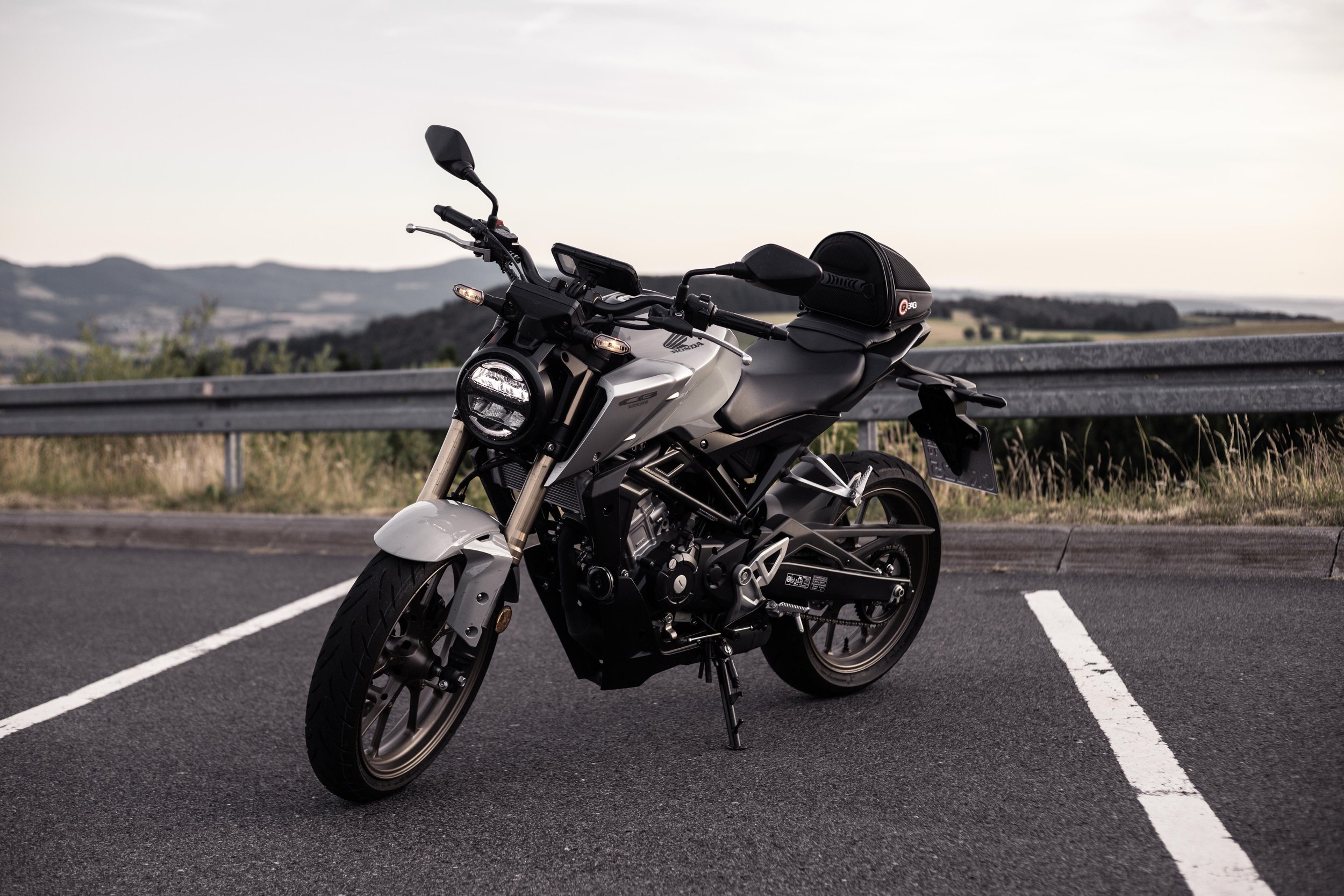 Honda CB15R steht auf der Wasserkuppe