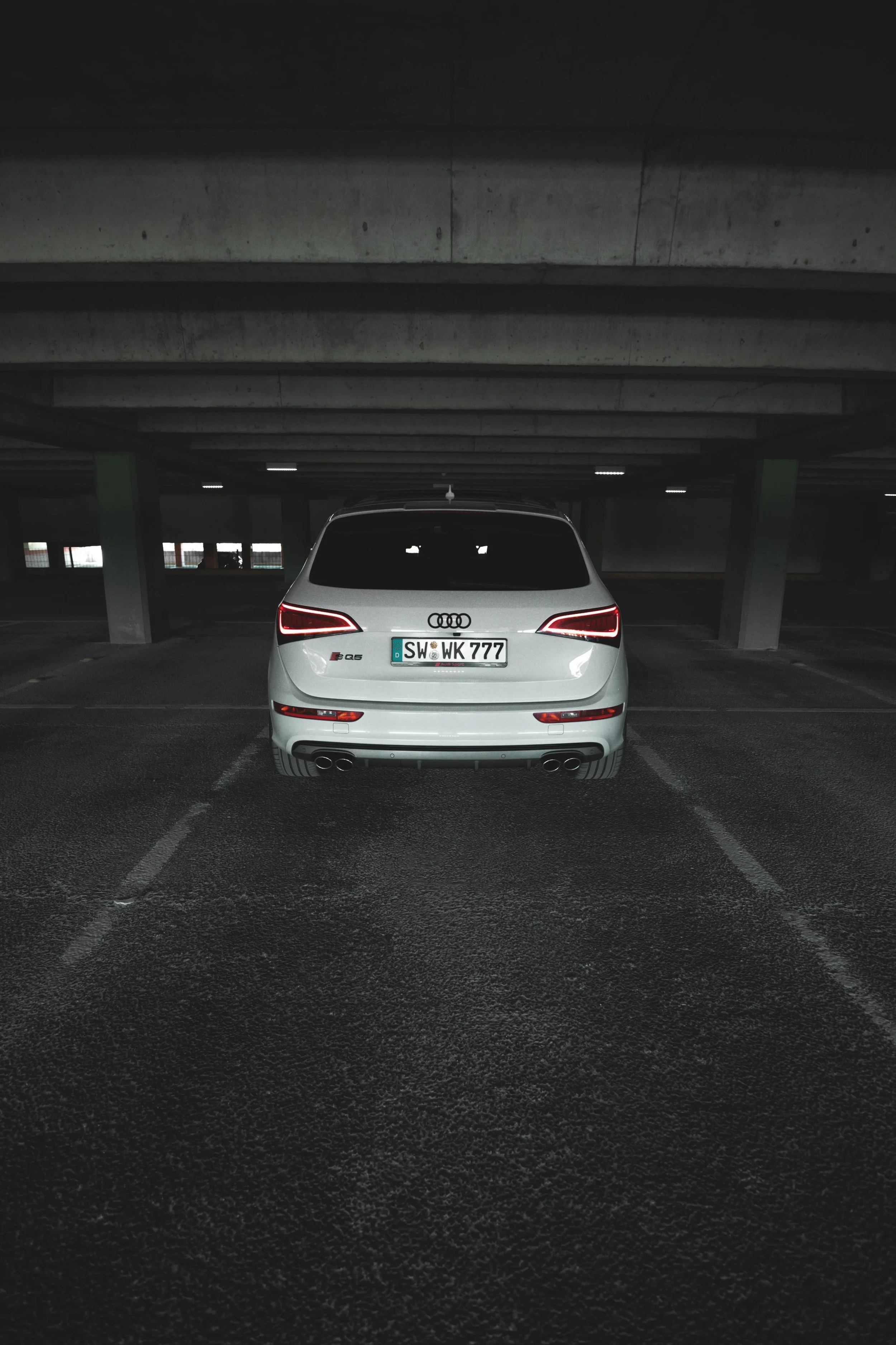 weißer Audi SQ5 in einem Parkhaus, Blick auf die Rückseite 