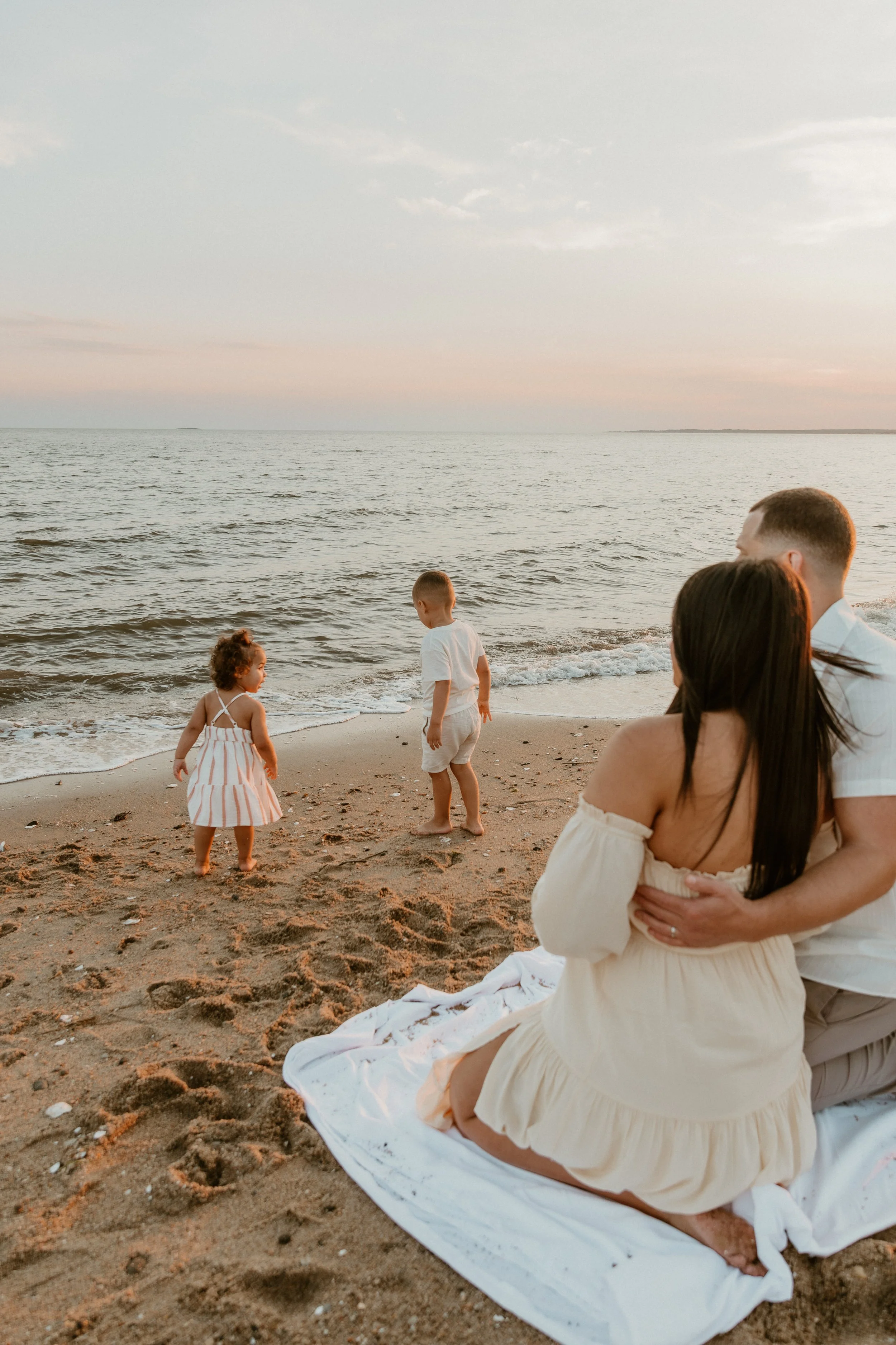 Family maternity photoshoot in Connecticut at the beach.