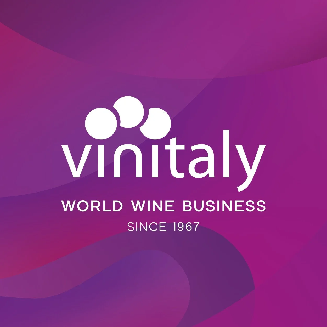 Logo di Vinitaly con tre cerchi bianchi e testo 'Vinitaly World Wine Business Since 1967' su sfondo viola con sfumature