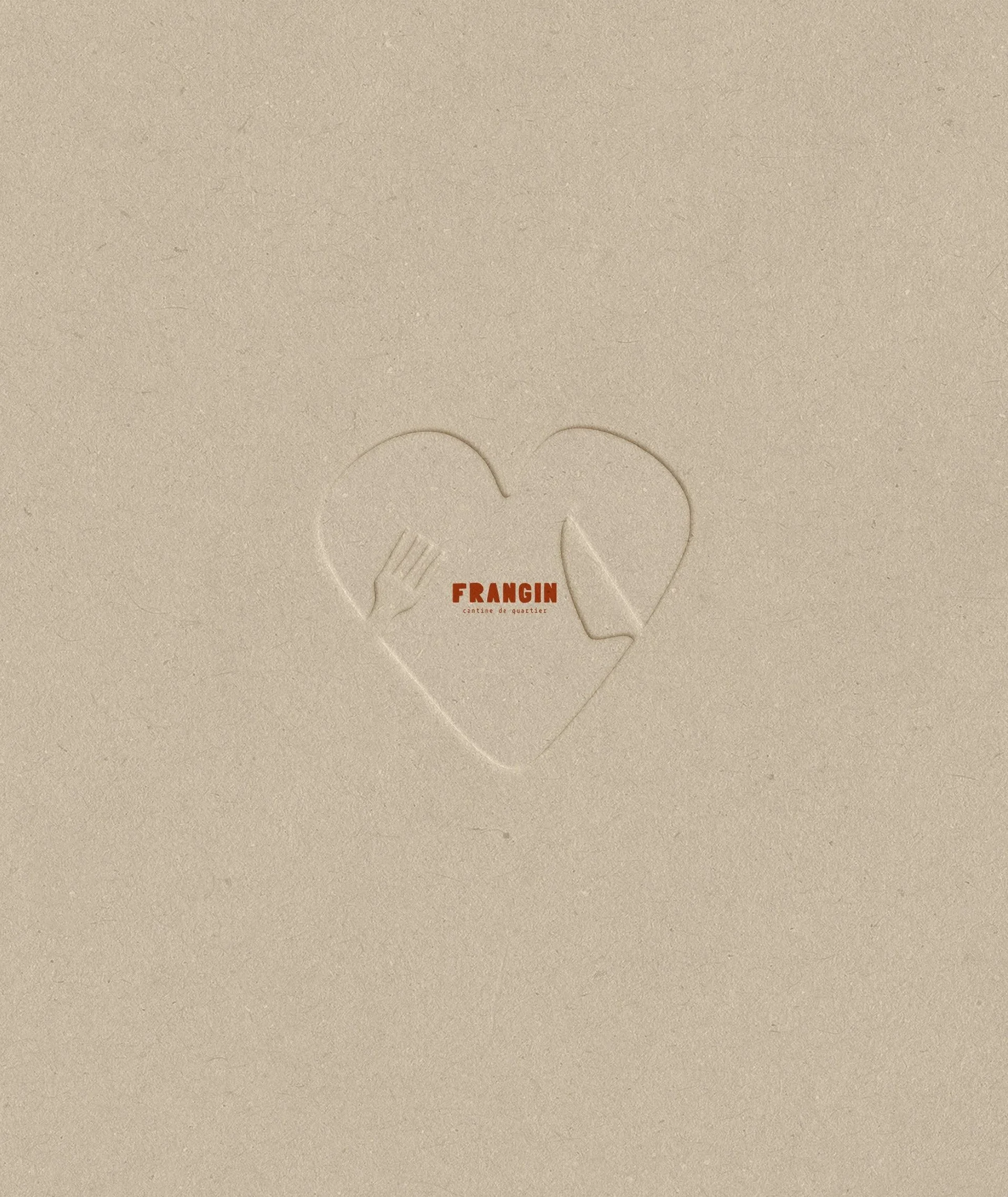 Cœur tracé dans le sable avec deux mains, un pinceau et un pinceau, et le texte en rouge 'FRANGIN cantine de quartier'.