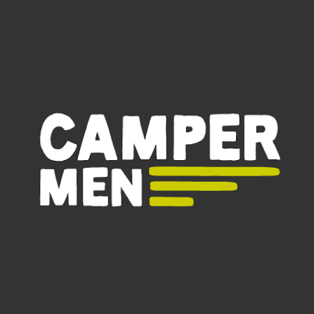 Logo mit der Aufschrift 'CAMPER MEN' auf schwarzem Hintergrund, weiße Buchstaben und gelbe Linien