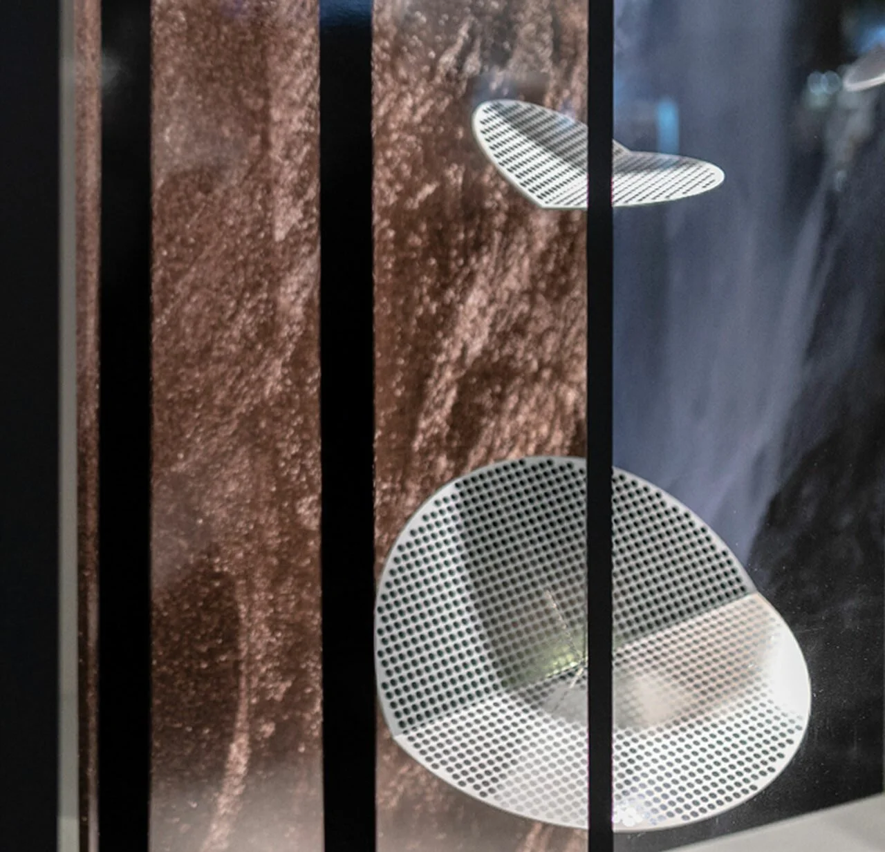 retail-window-display-dfrost-bucherer-fine-jewellery-shop-window-closeup-e1617794563971.jpg