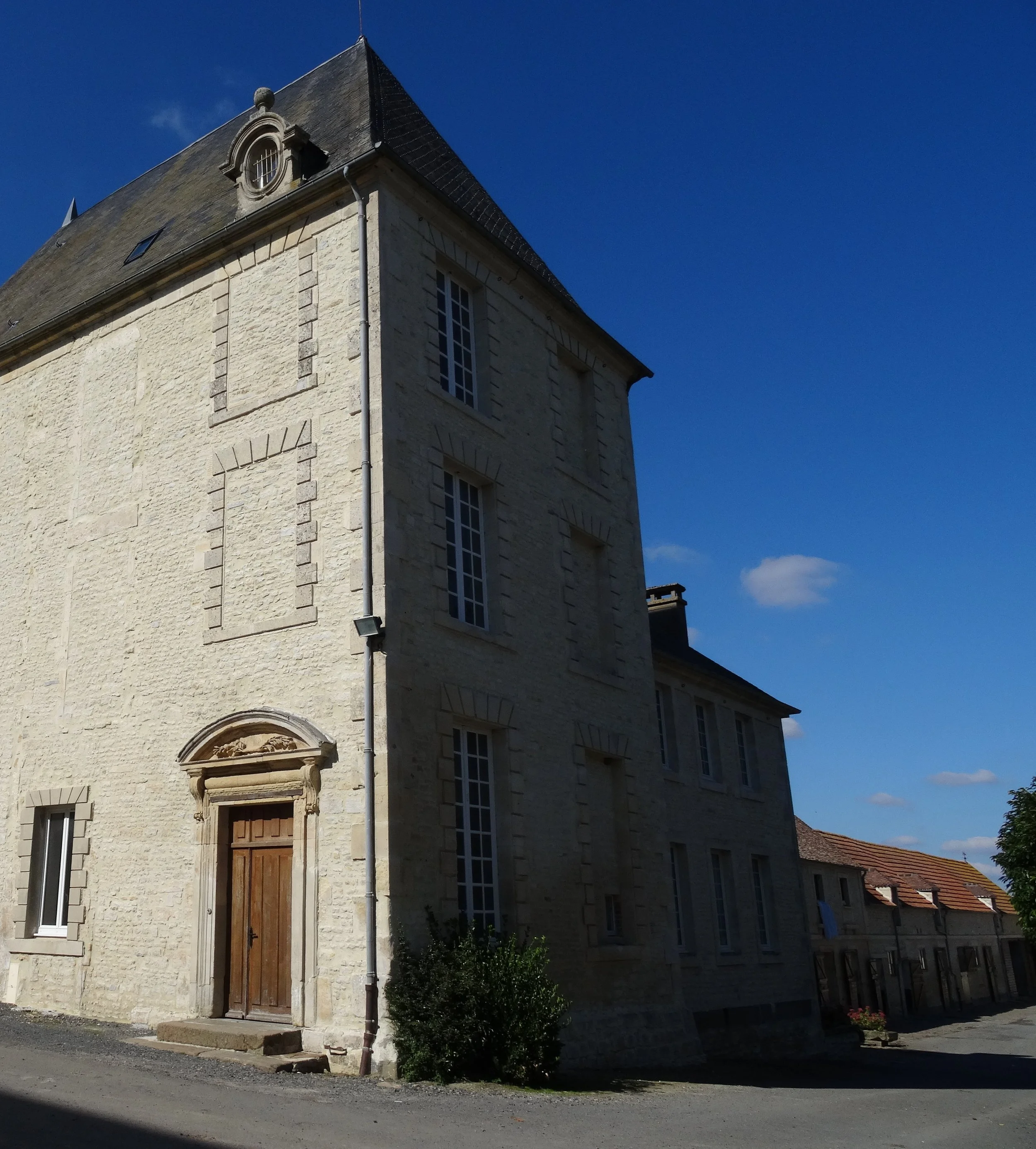 Extérieur de la tour du seigneur de Bons