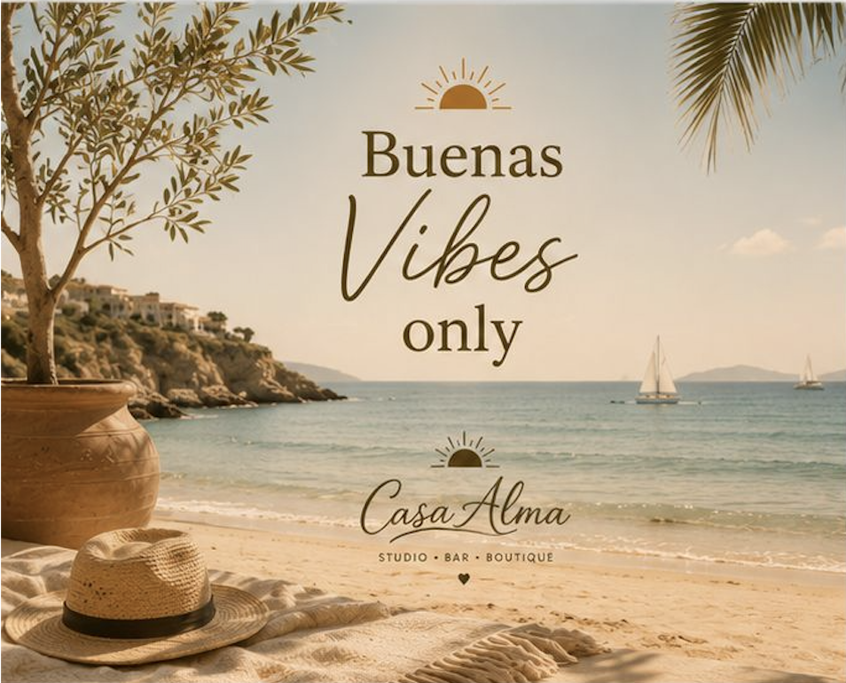 Een strand met een strandstoel, een hoed en een grote pot, met de zee en een paar boten op de achtergrond. Bovenaan de afbeelding staat de tekst 'Buenas Vibes only' en onderaan 'Casa Alma Studio Bar Boutique'.