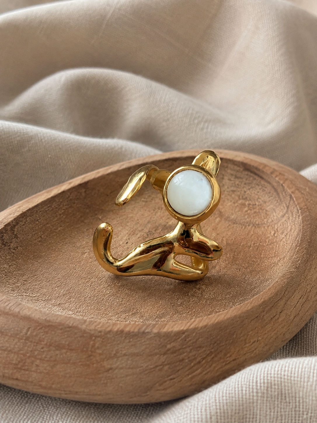 Organische gouden ring met wit rond steentje