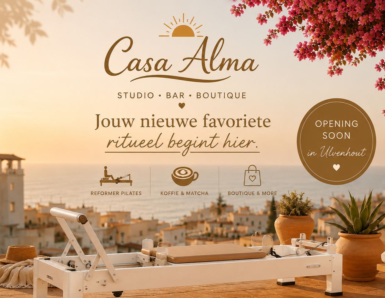 Aankondiging voor Casa Alma, een studio, bar, en boetiek, met opening binnenkort in Ulvenhout. Ze bieden reformer pilates, koffie en matcha, en meer. De achtergrond toont een zonsondergang over de stad en tuingebruik in terracotta potten en een Pilatesapparaat op een terras.