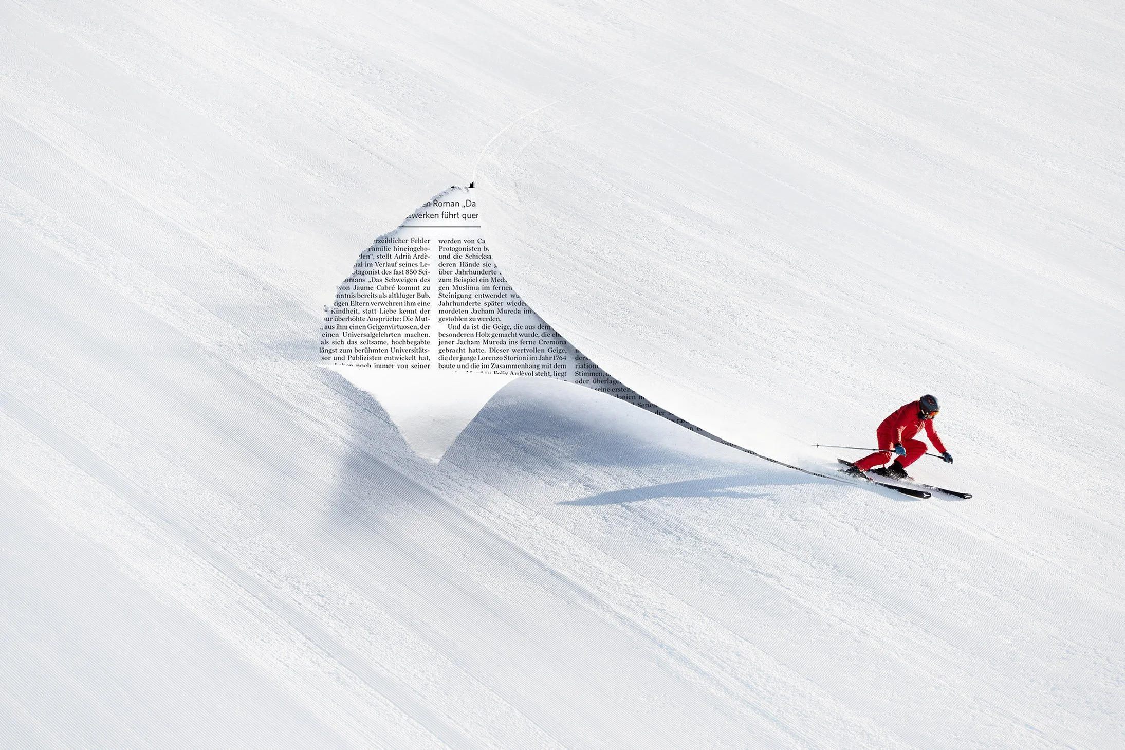 Ein Skifahrer in roter Ausrüstung fährt auf schneebedecktem Hang, hinter ihm schwebt eine riesige, halb transparente, bumerangförmige Formation, die mit Text in deutscher Sprache gefüllt ist.