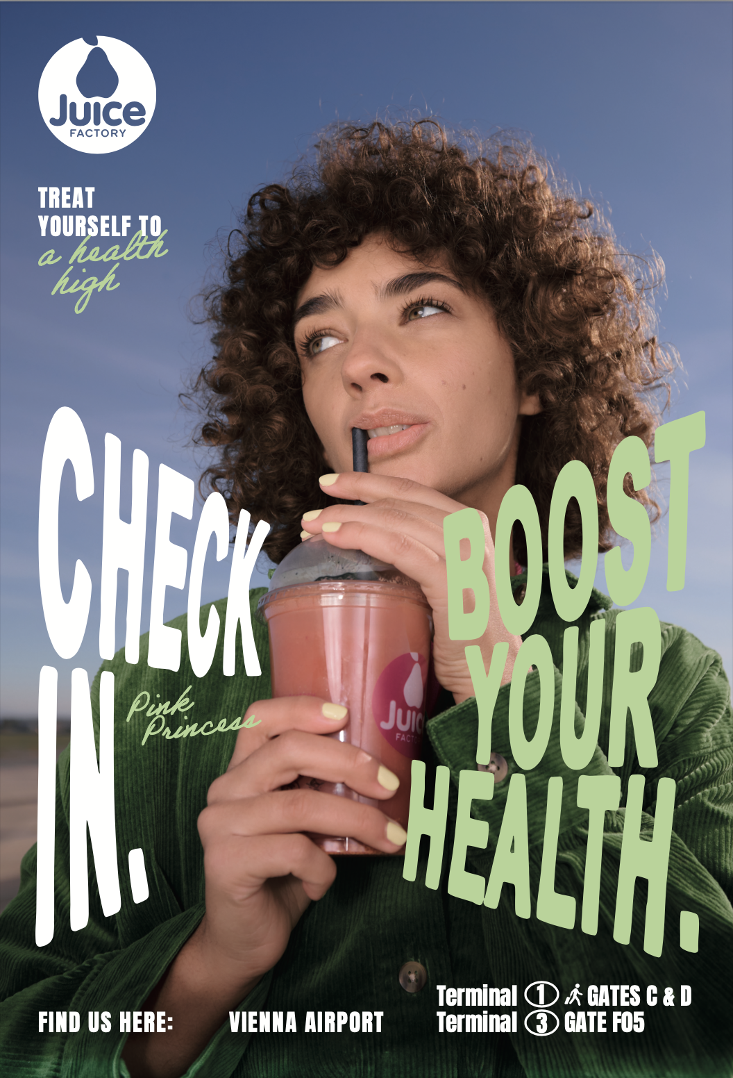 Eine jung aussehende Frau mit lockigem Haar trinkt einen pinkfarbenen Smoothie mit einem Strohhalm im Flughafen, neben Flugfeld- und Wegweiser-Schild, mit Text in Englisch und einem Logo 'Juice Factory'.