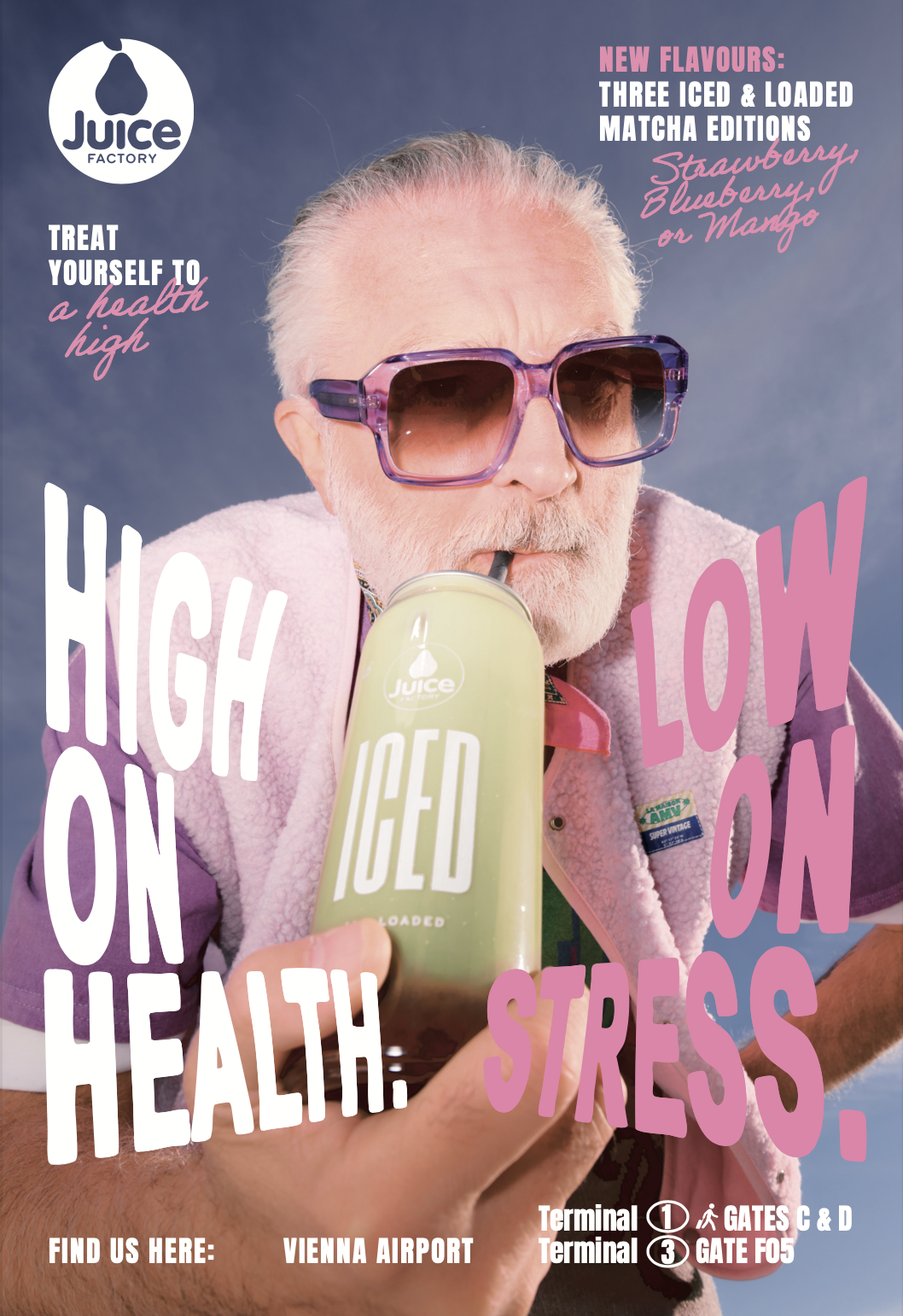 Ein älterer Mann mit weißem Haar und Bart trägt große, lila Sonnenbrillen und trinkt aus einer grünen Flasche mit der Aufschrift »JUICE ICED LOADED«. Die Anzeige bewirbt neue Geschmackssorten für eine Getränke-Marke, darunter Erdbeere, Heidelbeere od