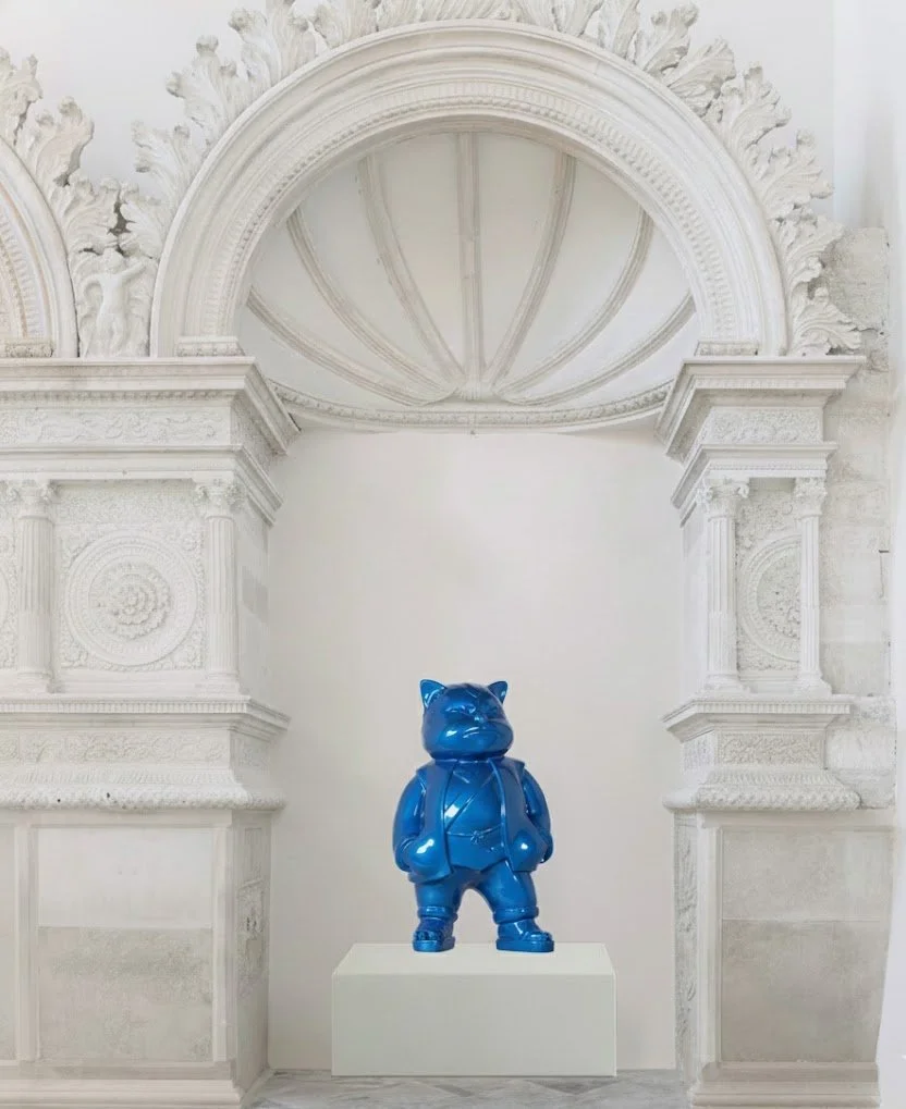 Urbancat Elegance: Blue Metropolis Muse