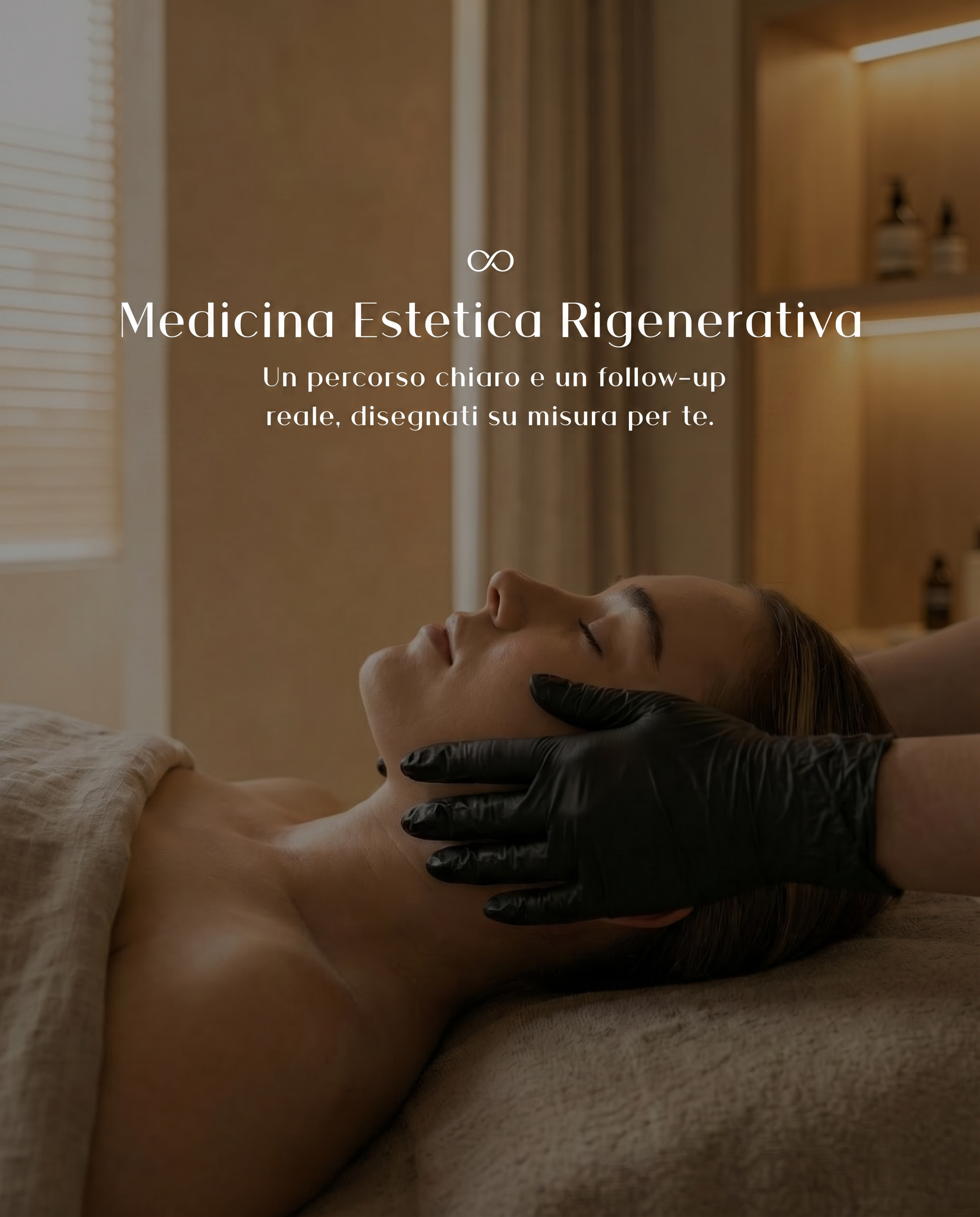 Una persona distesa sul lettino di un centro di medicina estetica, mentre un operatore appare mentre la sovrasta, in un ambiente che ricorda una spa o un centro di benessere.