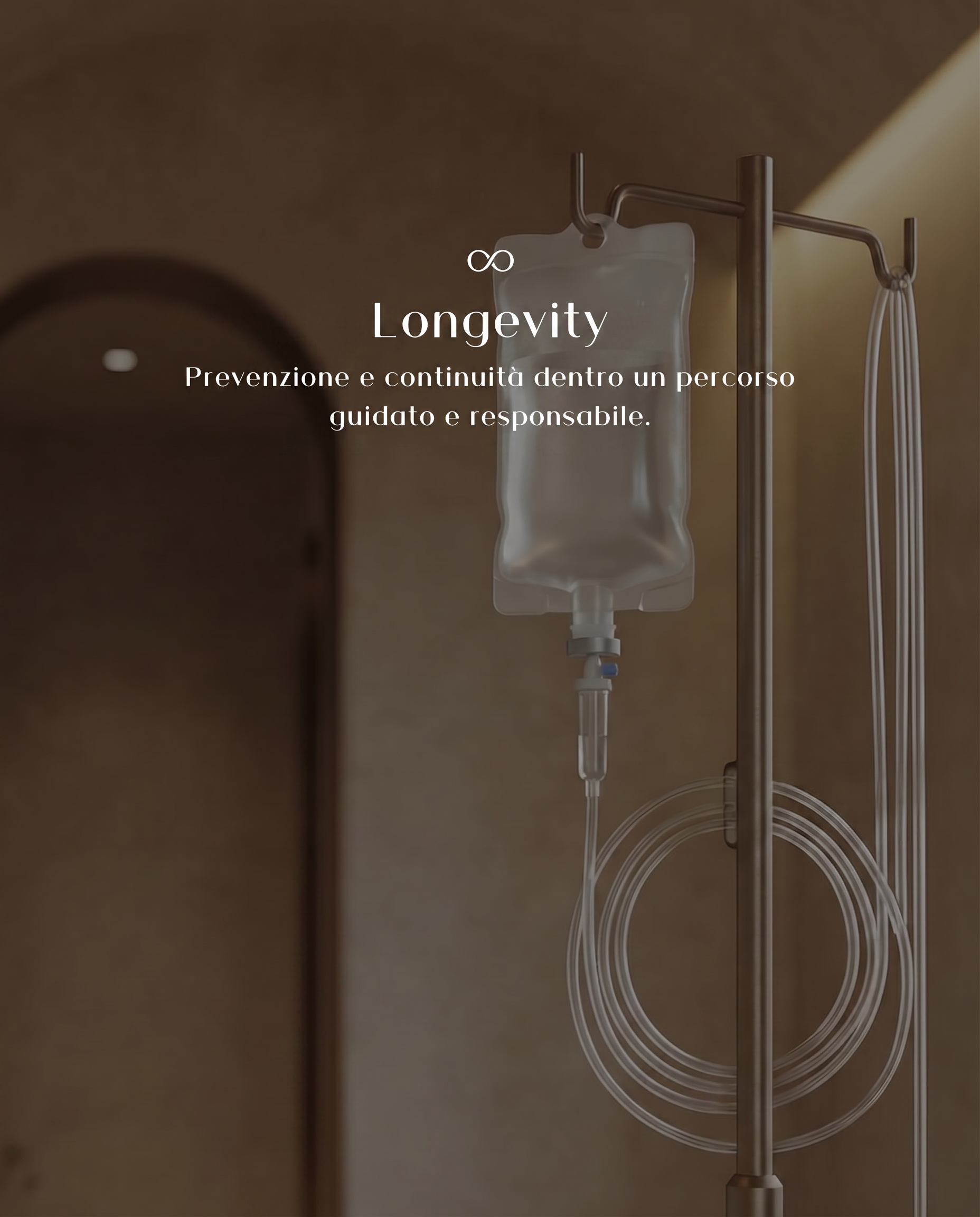 Immagine di un supporto per flebo con sacchetto di soluzione, in un ambiente interno. Scritto in italiano: 'Longevity. Prevenzione e continuità dentro un percorso guidato e responsabile.'