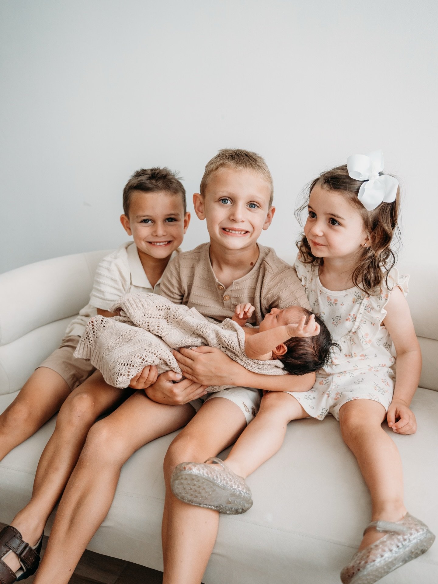 Sibling pictures are so sweet. As the sibling to a big family my favorite thing is to look back at pictures from when we were little. I know it can be stressful having all the babies when trying to get these pictures. But it&rsquo;s worth it, not onl