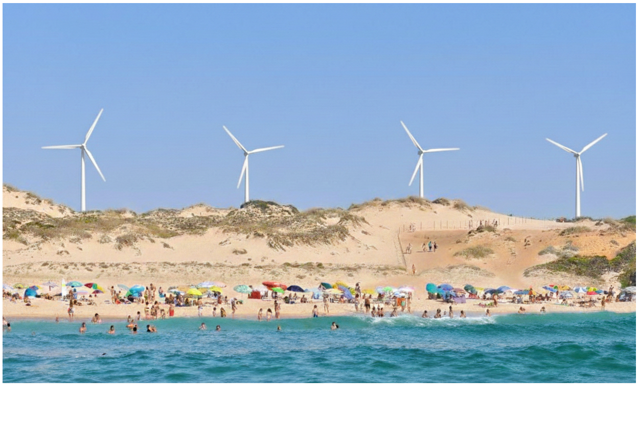 Praia com pessoas, guarda-sóis coloridos na areia, ondas no mar, dunas com vegetação baixa e quatro parques eólicos no horizonte sob céu claro.