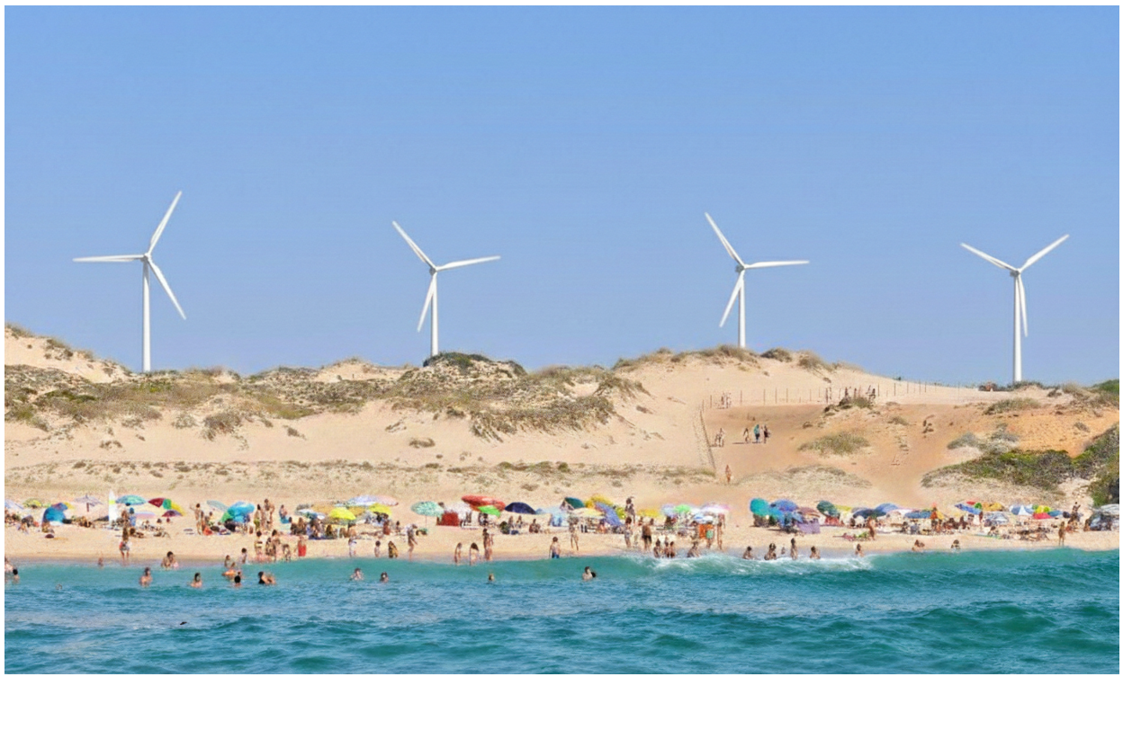 Praia com pessoas, guarda-sóis coloridos na areia, ondas no mar, dunas com vegetação baixa e quatro parques eólicos no horizonte sob céu claro.