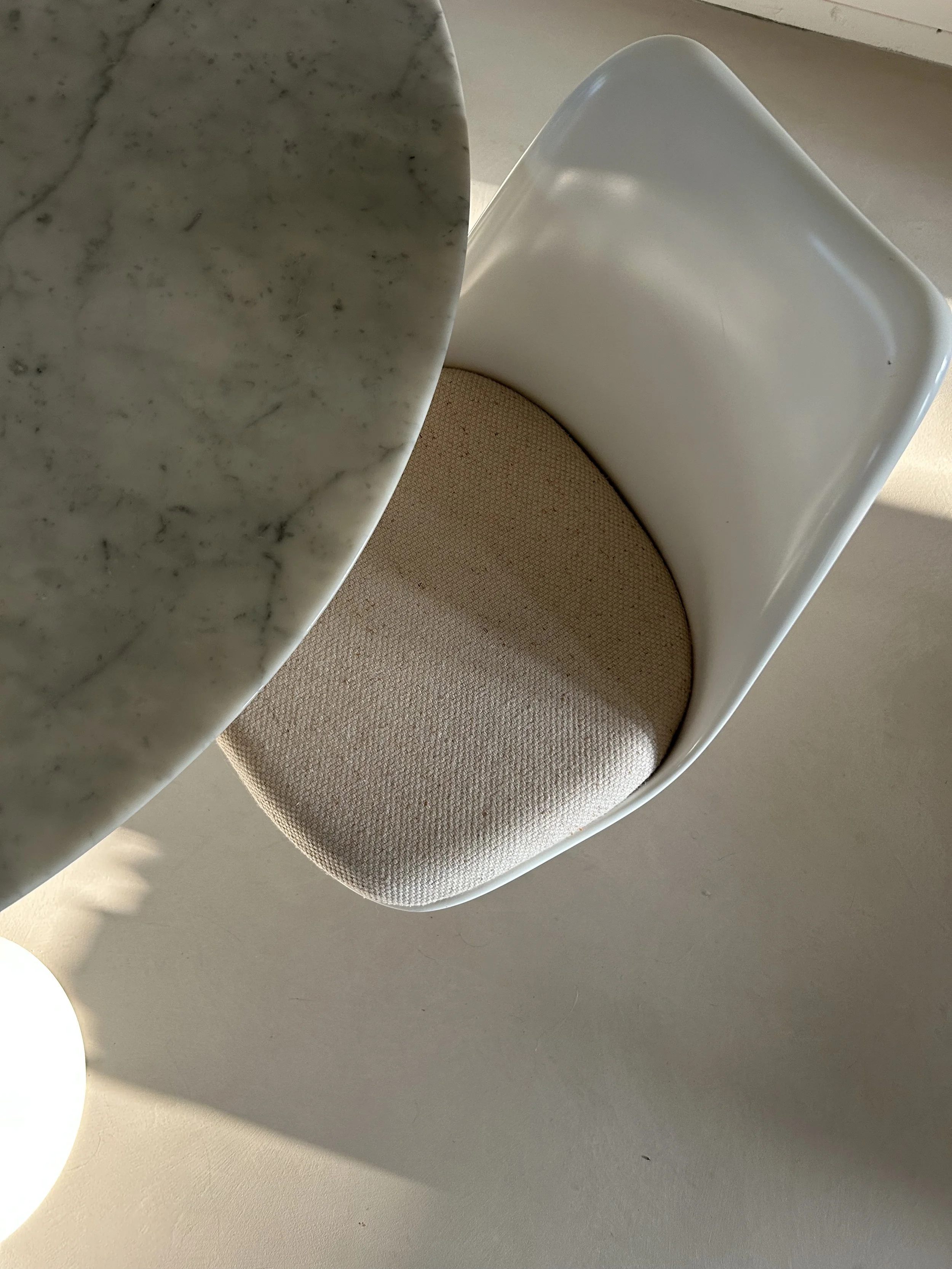 Saarinen tulip eetkamerstoel in minimalistisch design interieurontwerp