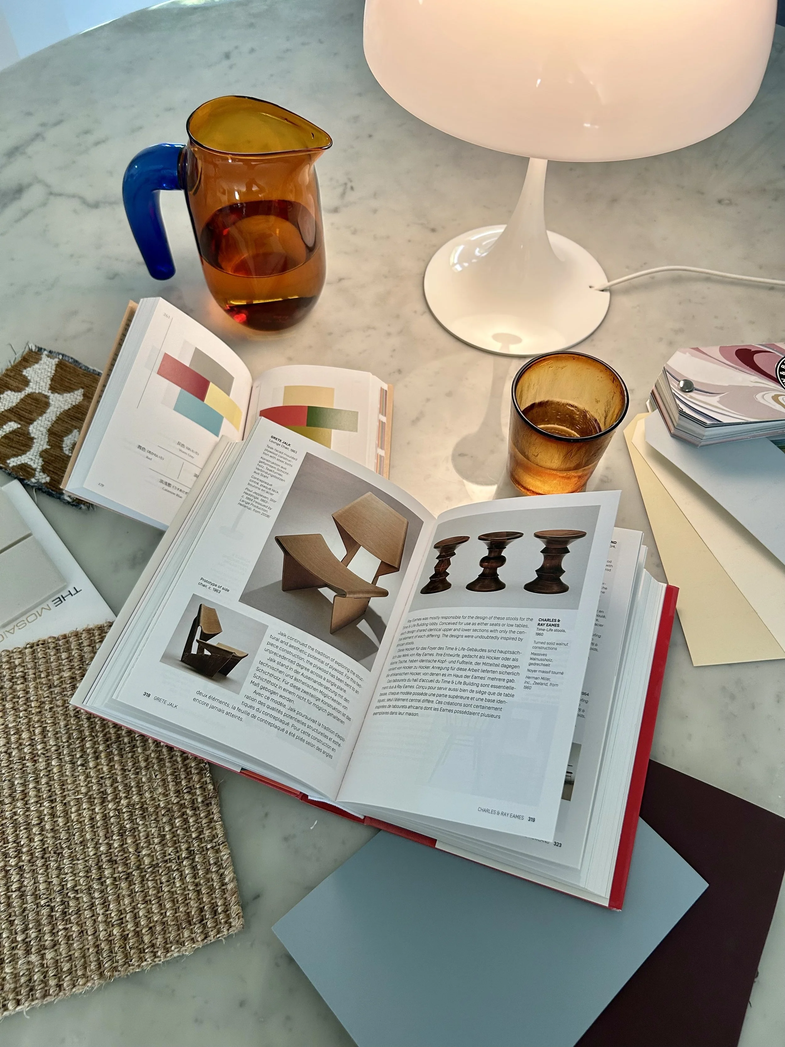 Design all over, HAY karaf, Panthella tafellamp en iconische designstoelen boek