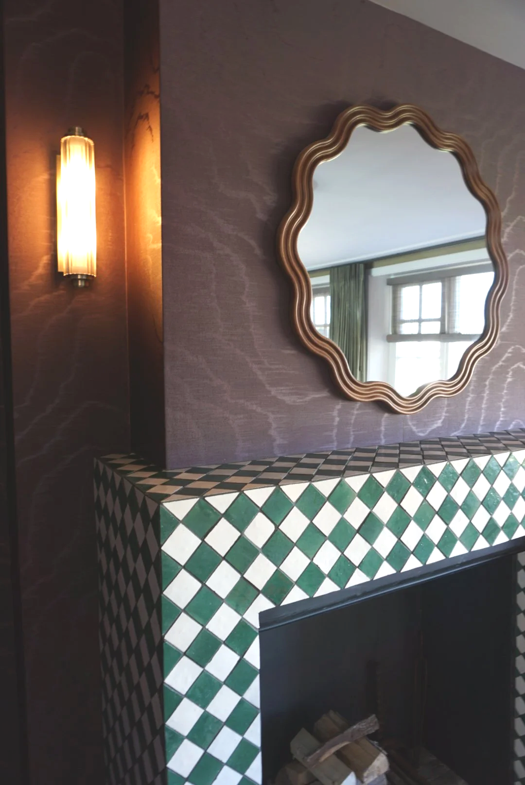 Moire behang Arte, Nordlux wandlamp, Zelliges tegels in ruitpatroon als wiebertjes op de open haard, een organische houten spiegel