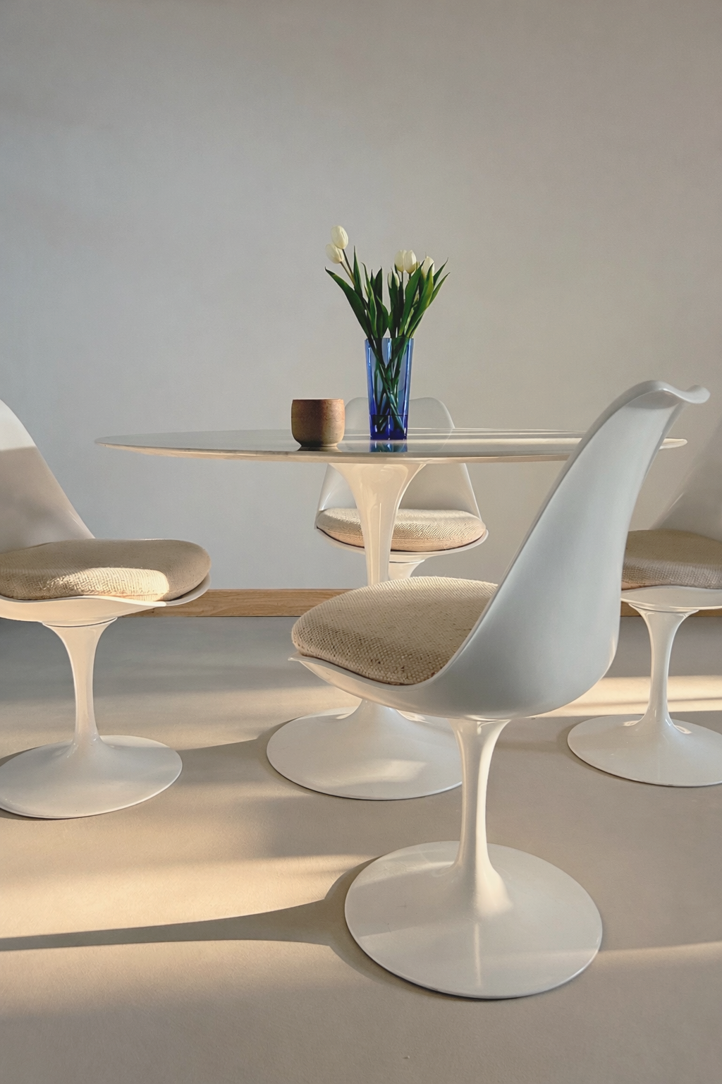 Designklassieker Knoll Tulip eettafel Saarinen Tulip stoel. Minimalistisch interieur design ontwerp