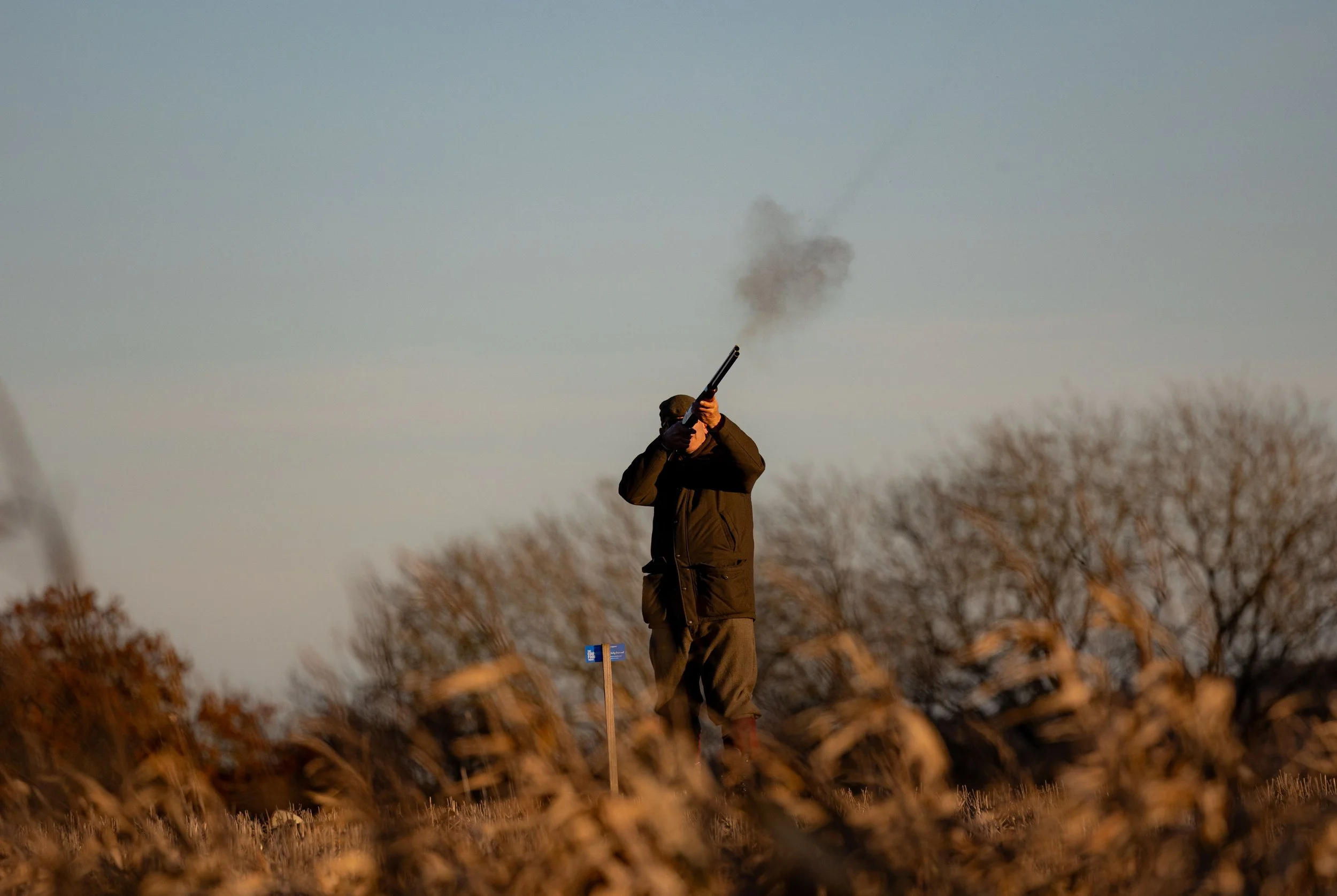 man-firing-gun-into-the-sky-2026-01-07-23-30-06-utc.jpg