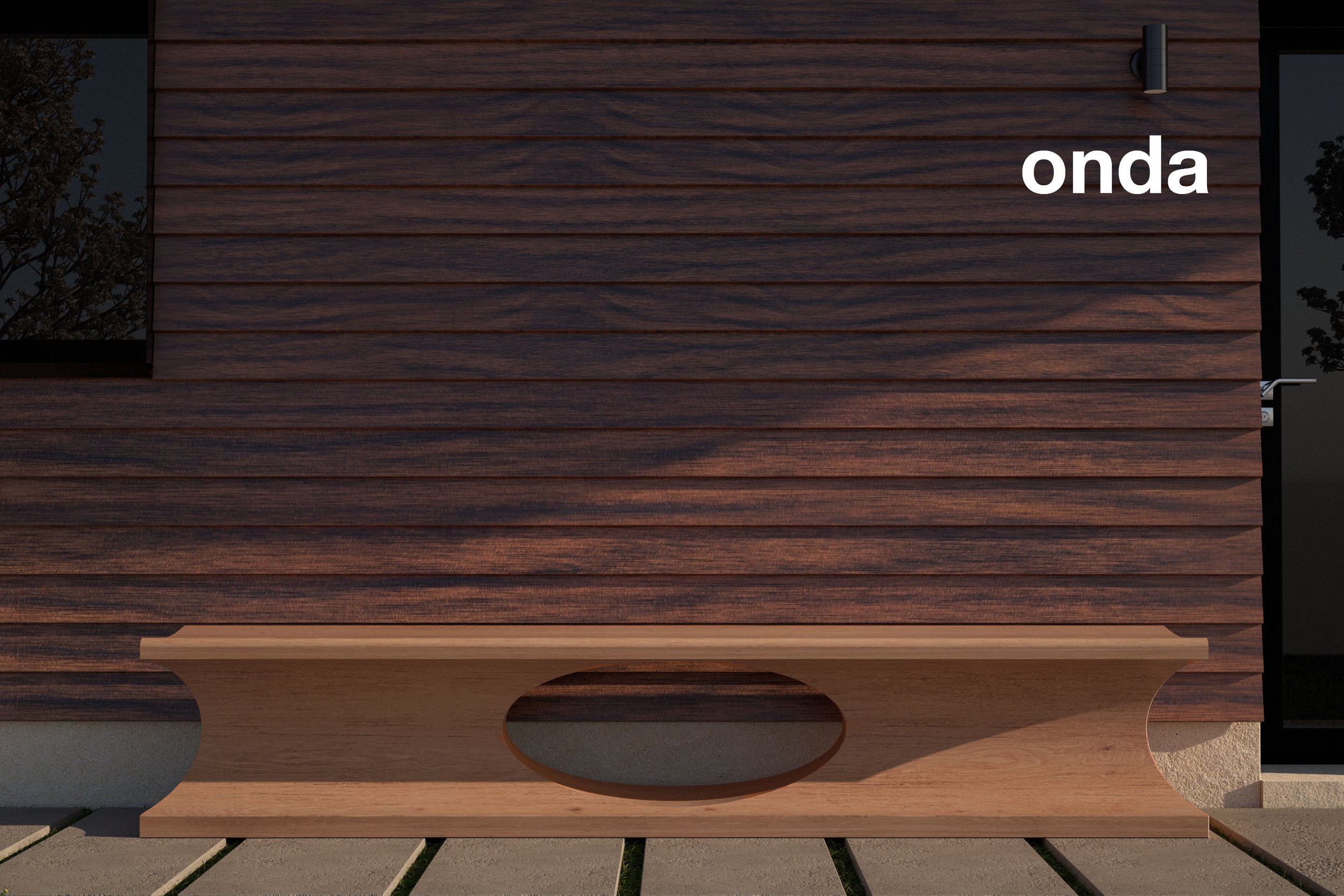 Panca in legno di cedro davanti a un muro rivestito di doghe di legno