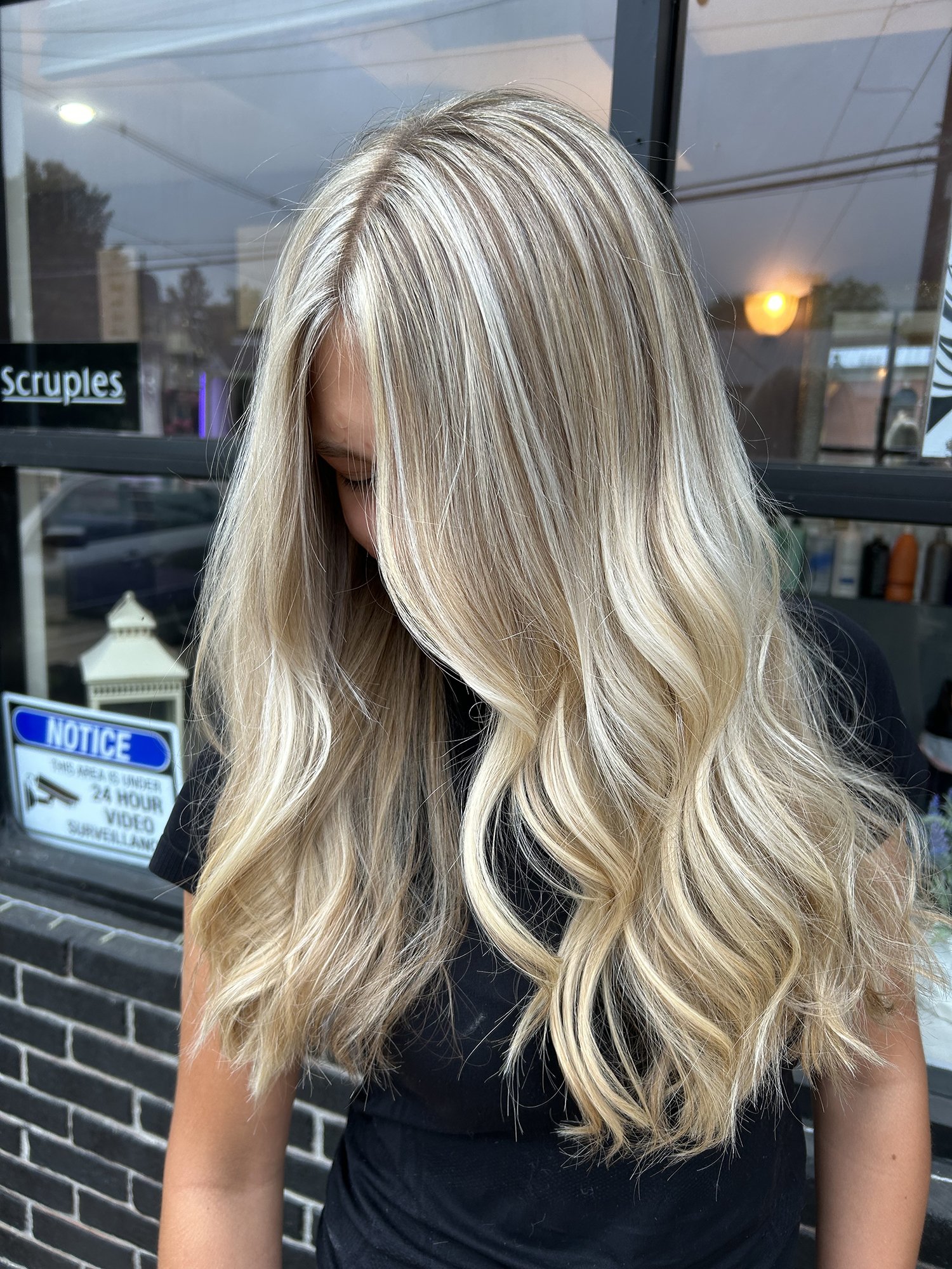 Long blonde hairstyle with lots of dimension.