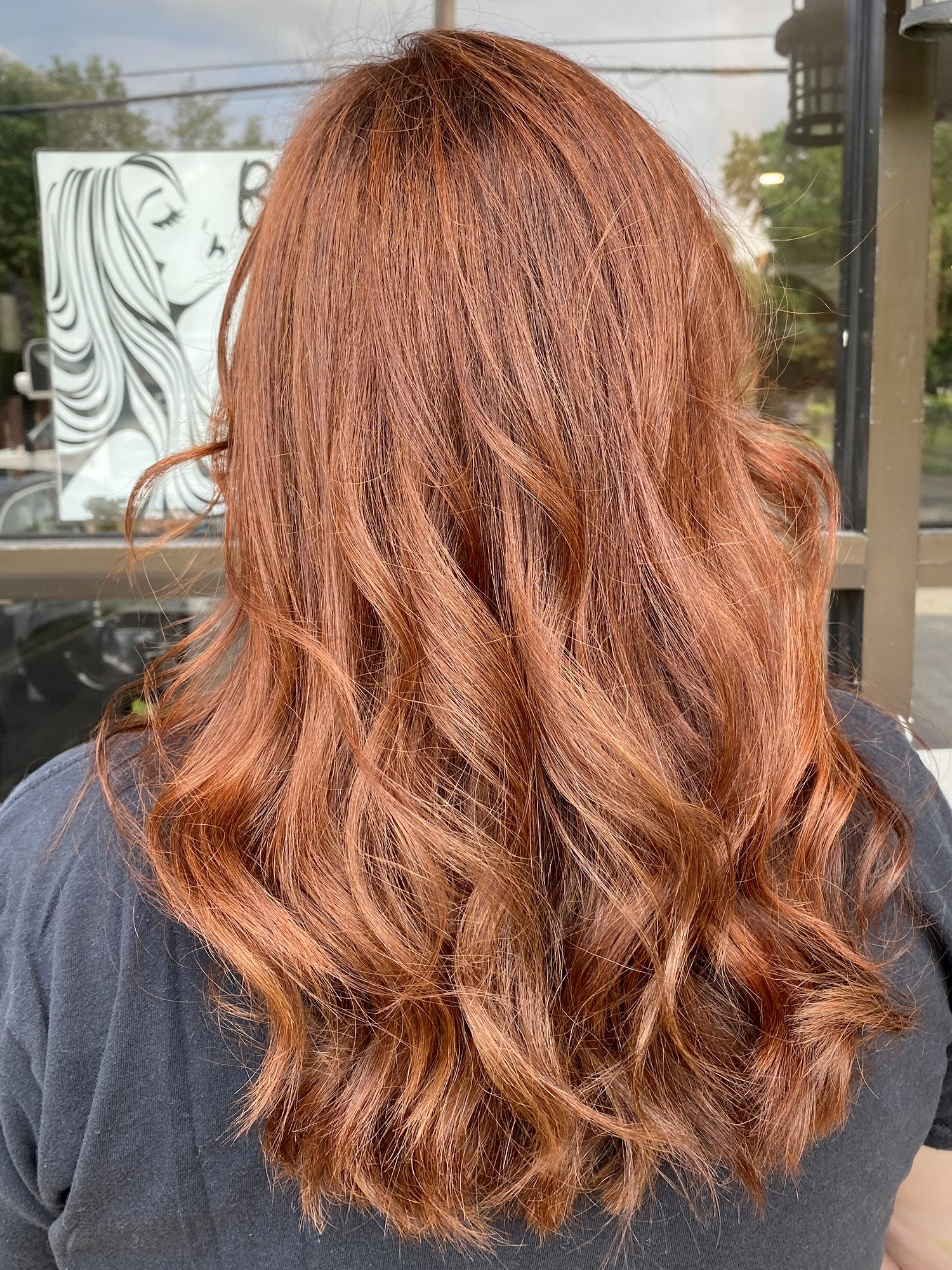 Natural red hairstyle with waves.