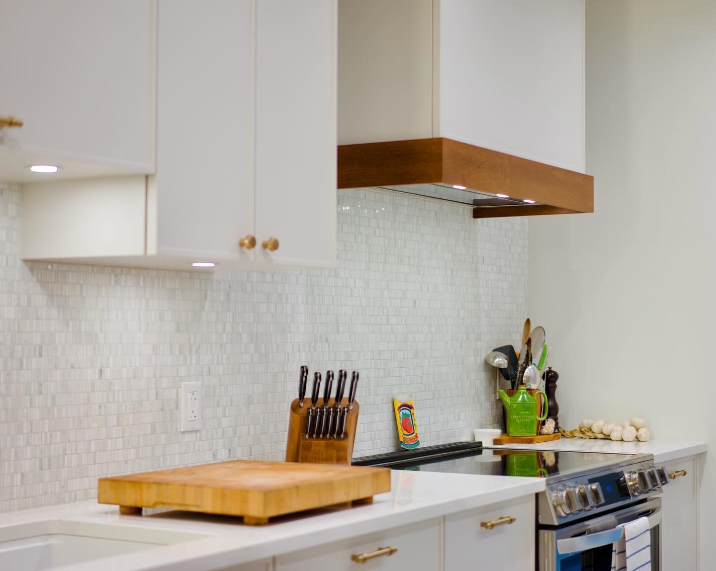 Simplicity done right. A clean white kitchen that speaks for itself.