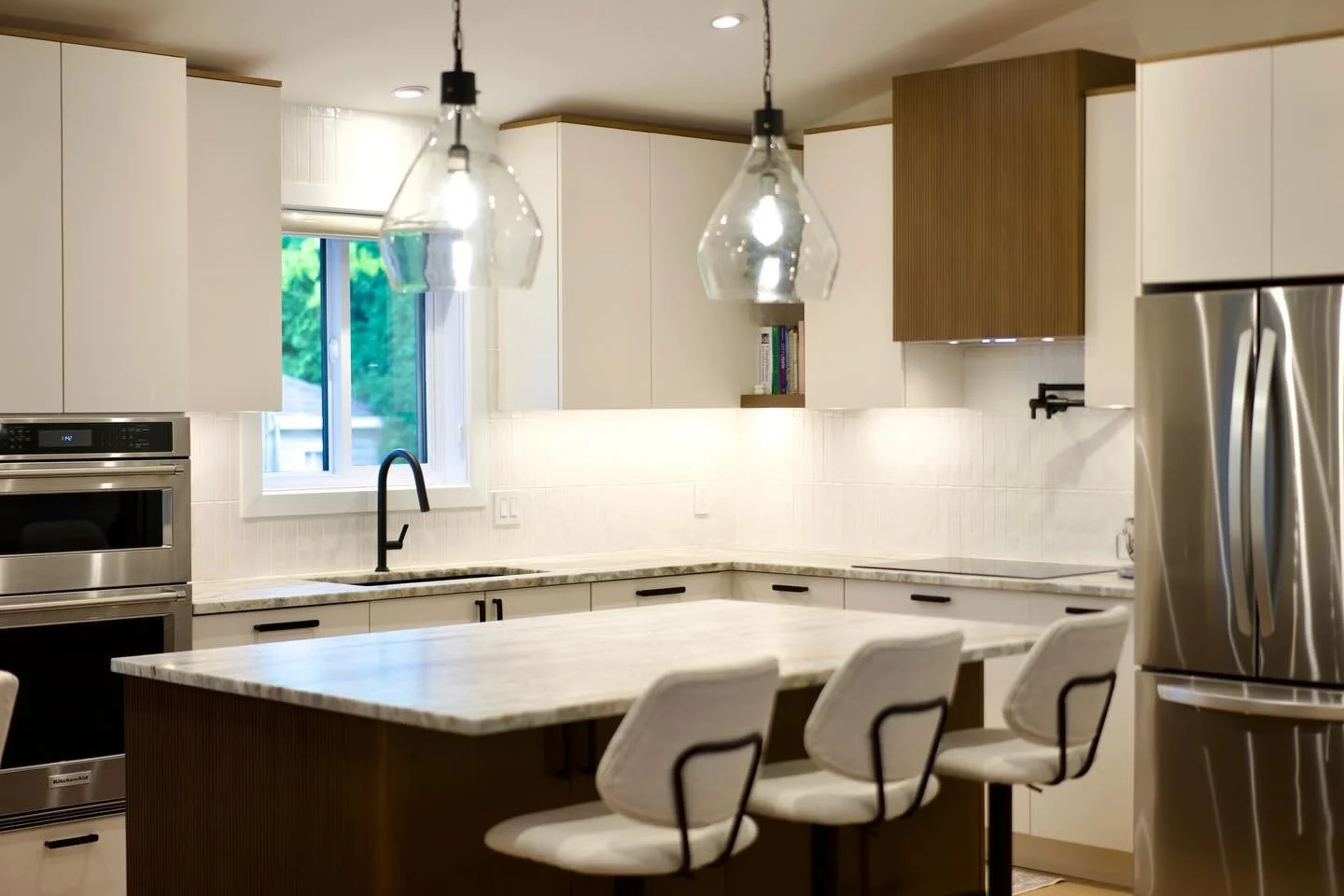 It&rsquo;s so easy to fall in love with this contemporary kitchen✨✨
