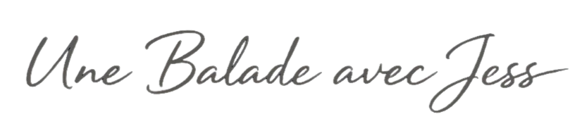 Texte en cursive "Une Balade avec Jess"