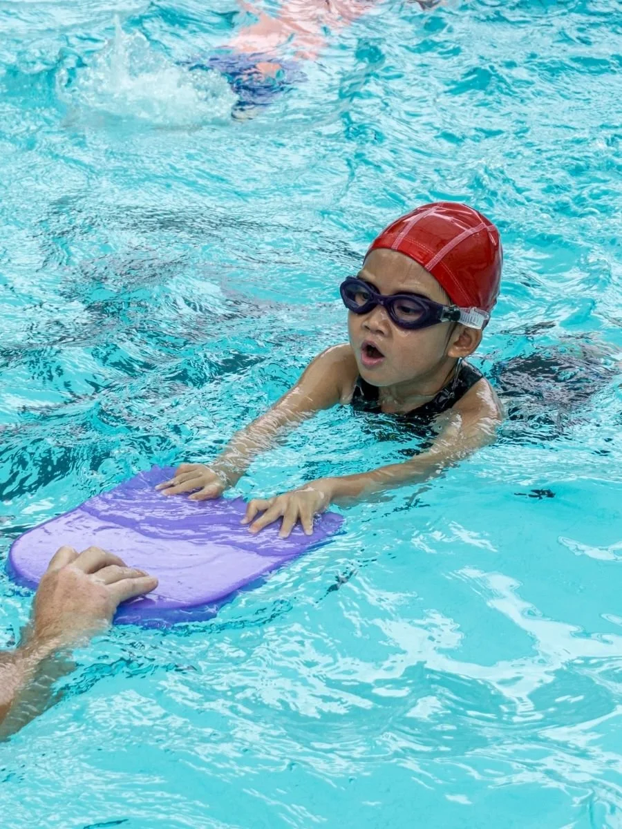 Young child who's learning swimming.
