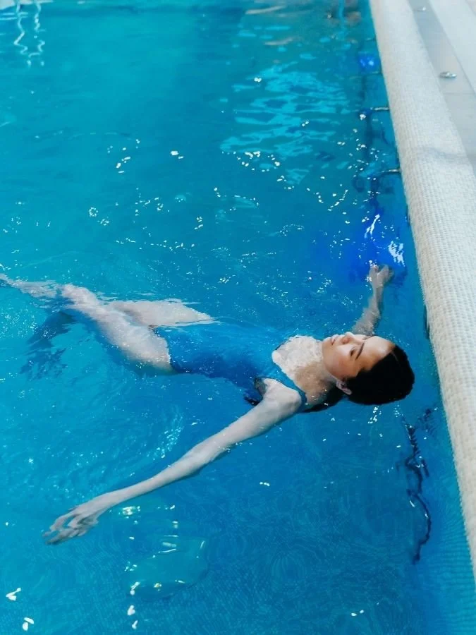 Young girl while swimming in a pool.