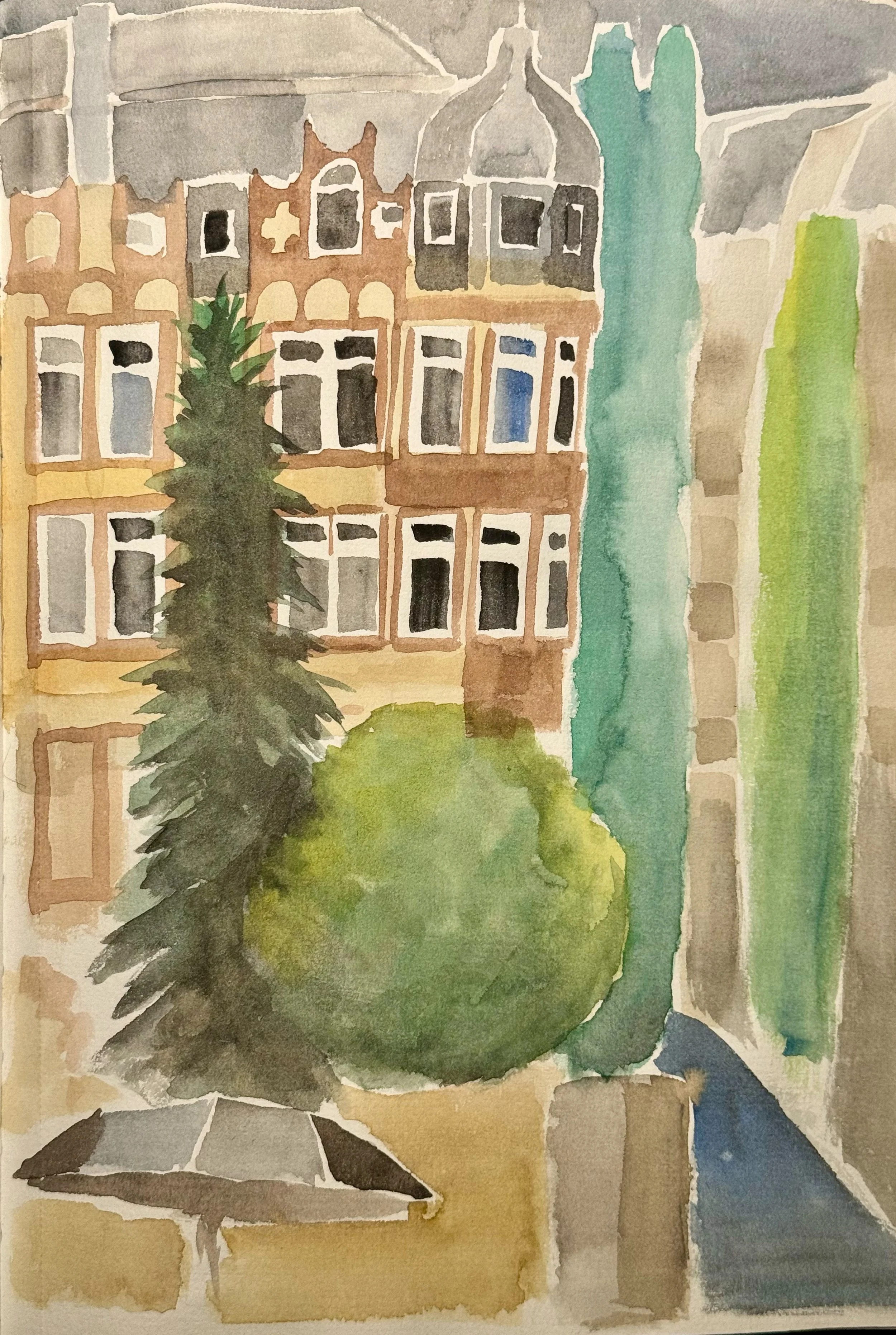 Eine Aquarellzeichnung eines Stadtplatzes mit einem historischen Gebäude, einem großen Baum, einem kleineren Baum und einem Sonnenschirm im Vordergrund.