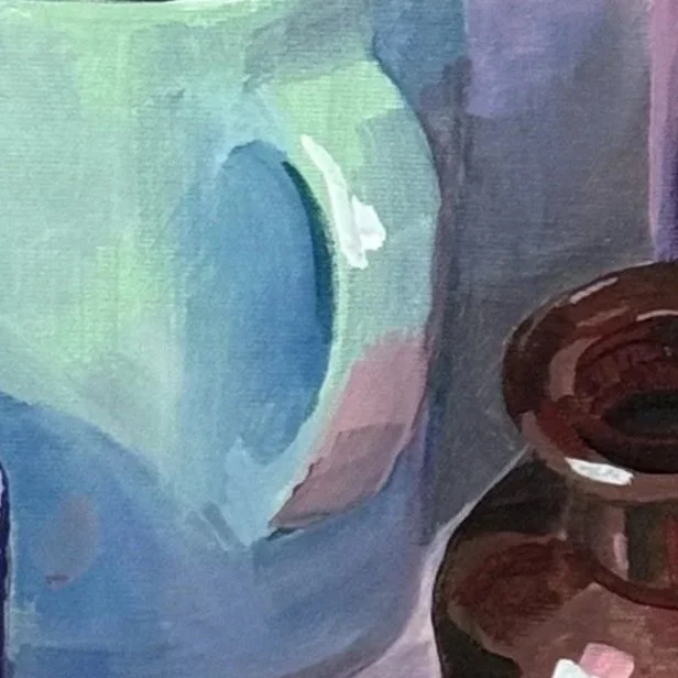 Abstrakte farbige Malerei mit blauen, grünen, rosa und braunen Tönen, die eine Vase und einen Teller darstellen.