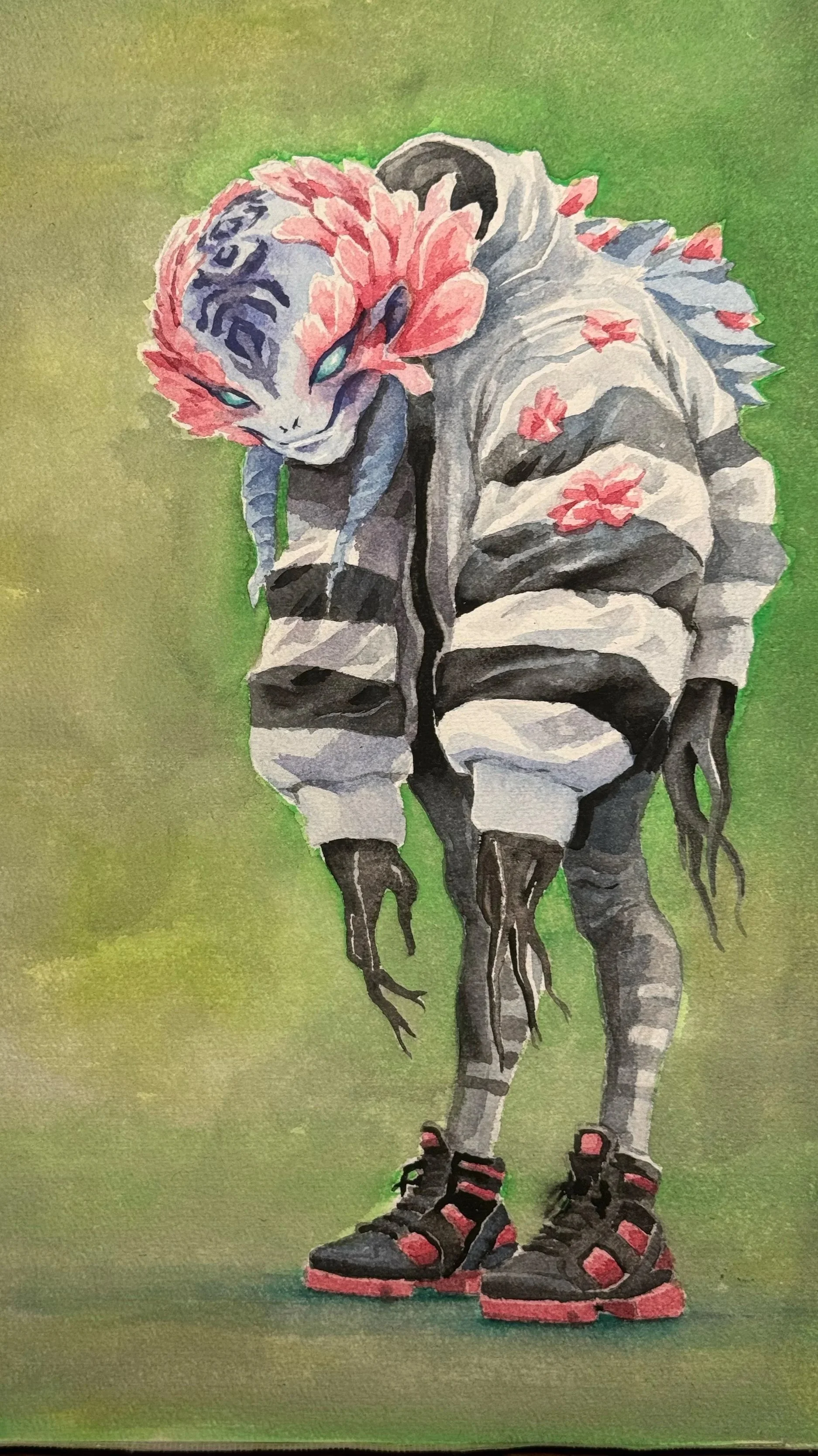 Manga- oder Comicfigur eines Tigermädchens mit blauen Augen, Zebra- und Tigerstreifen, pinken Blumen im Haar, trägt schwarze Turnschuhe mit roten Akzenten, steht auf grünem Hintergrund.